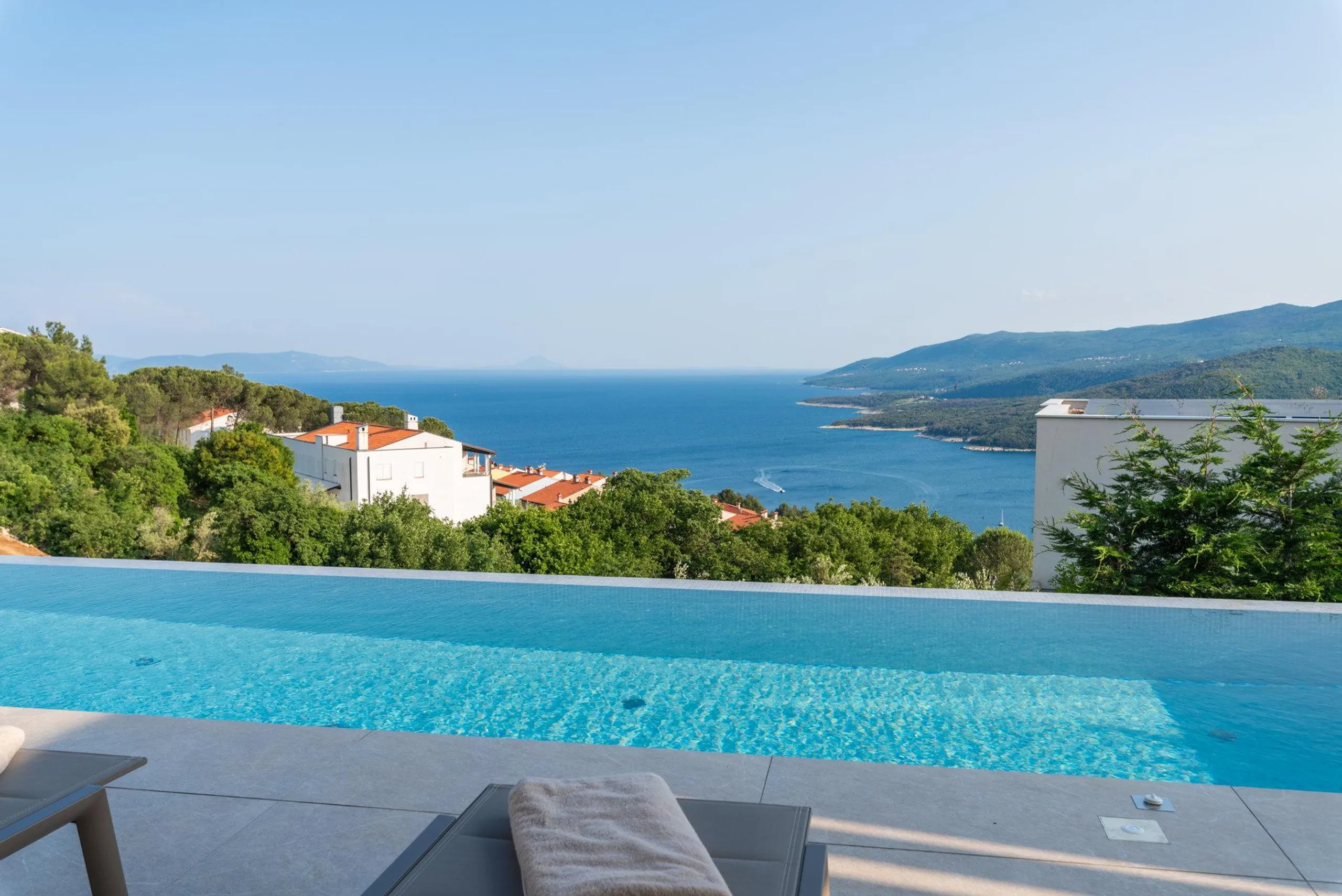 Majestic Elegant Villa with Pool and Panoramic View of the Sea — photograph 11