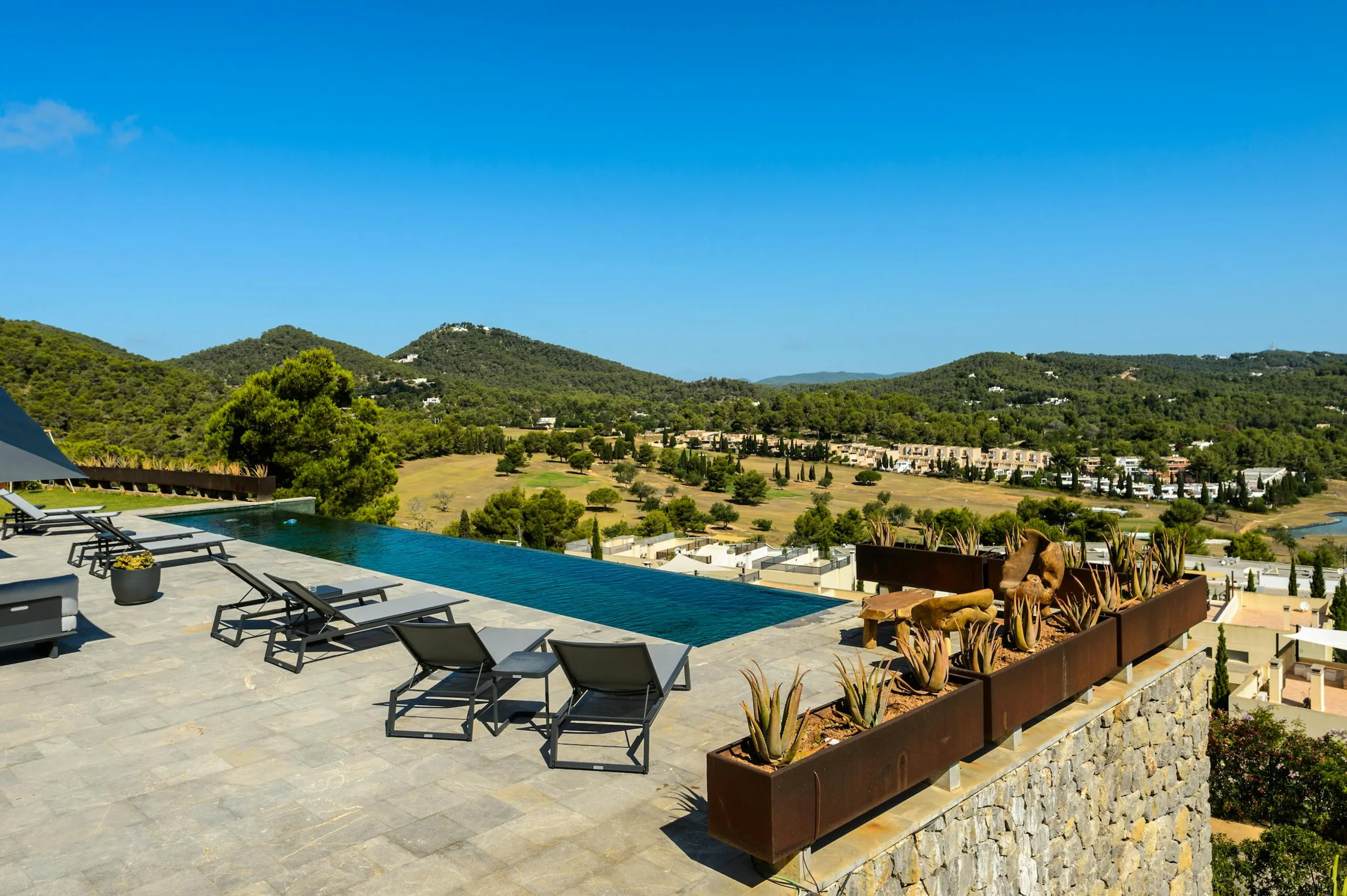 Serene Contemporary Villa in Ibiza with Infinity Pool and Panoramic Views — photograph 9