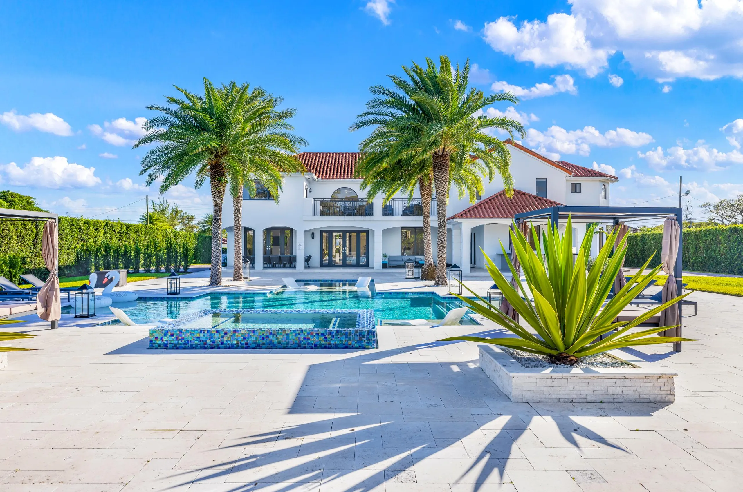 Magnificent 7-Bedroom Estate with Resort-Inspired Amenities — photograph 11