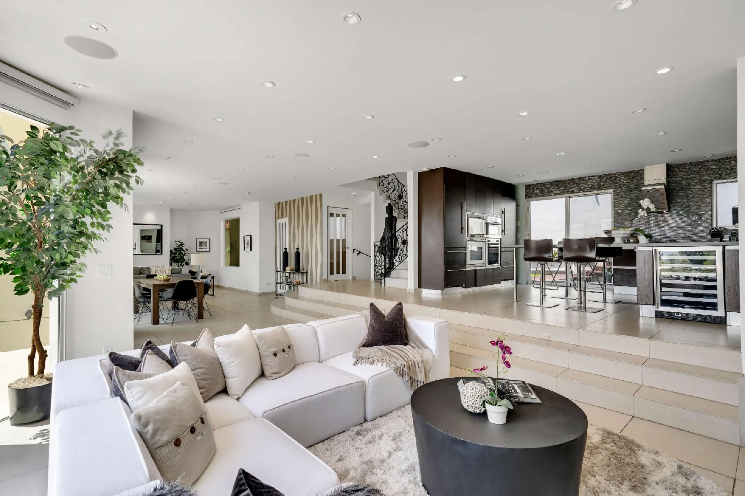 Sunset Strip Villa with Private Pool and  Stunning Views — photograph 4
