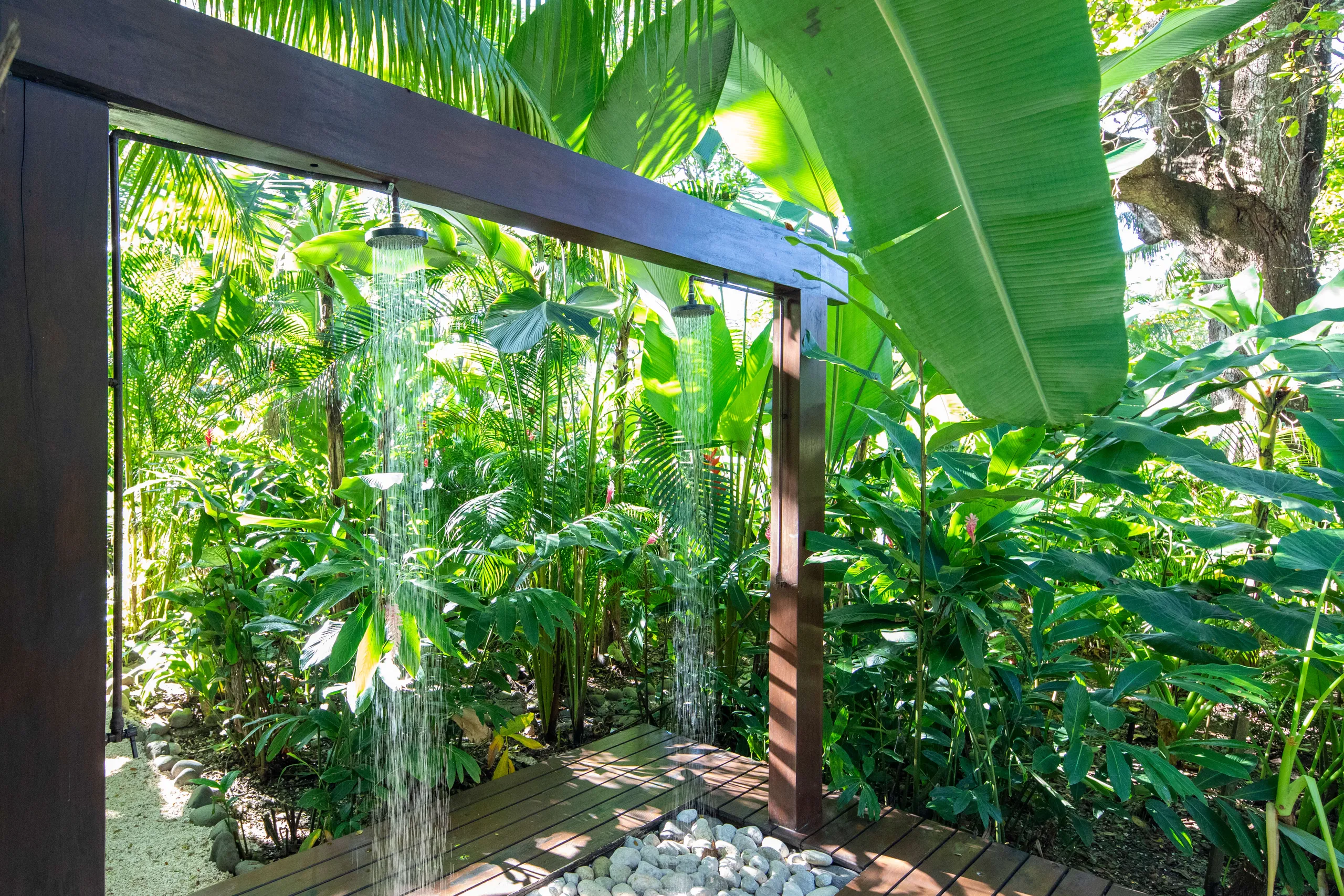 Tropical 4 Bedroom Villa with Private Pool, Beach Access, and Lush Gardens — photograph 11