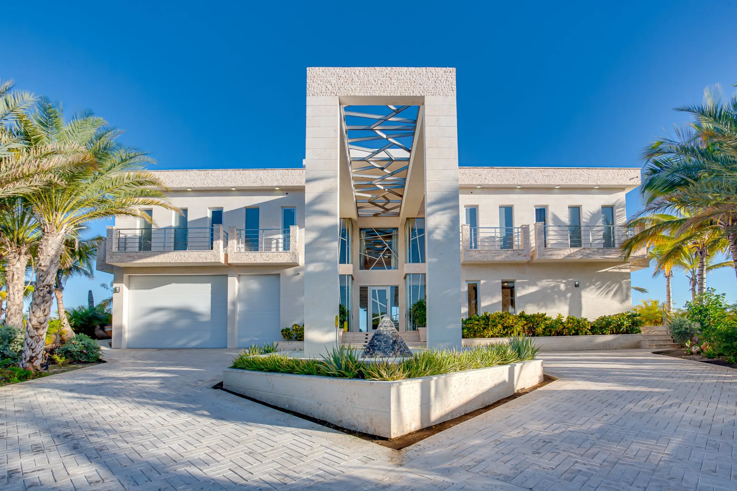 Majestic 11-Bedroom Beachfront Villa with Private Infinity Pool, and Private Beach — photograph 5