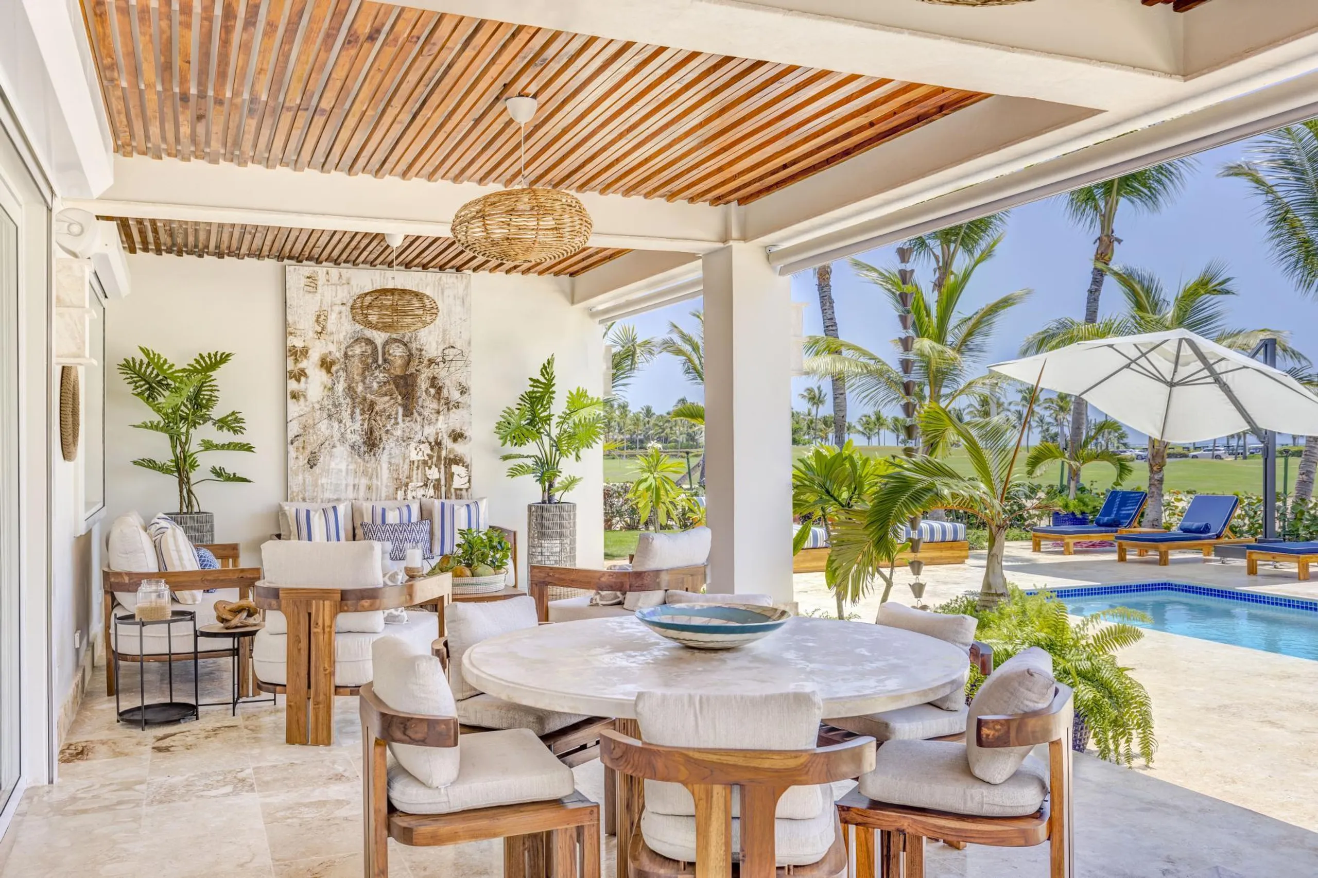 Sophisticated Oasis with Private Pool and Spacious Living Areas — photograph 8