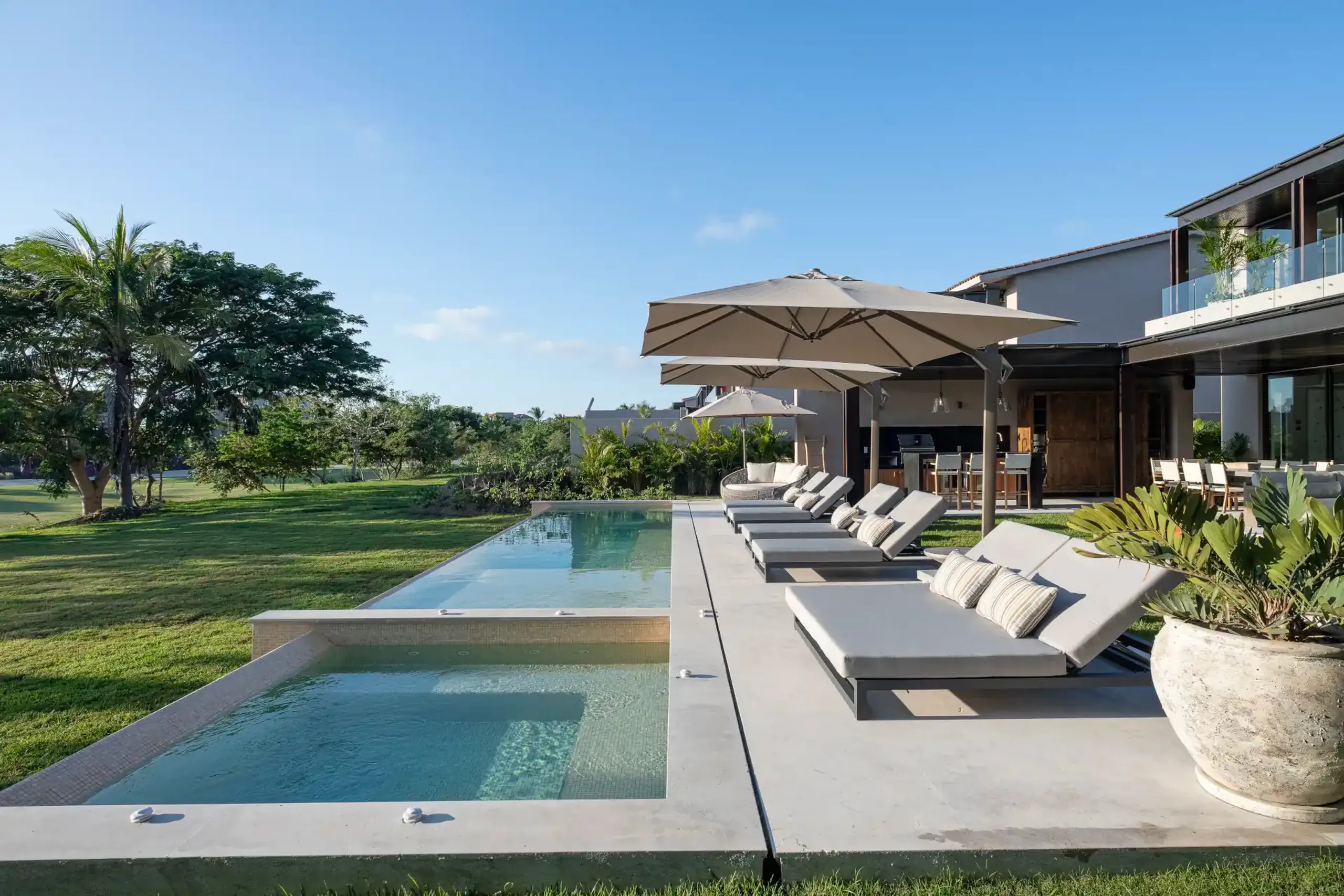 Elegant Porta Fortuna Villa with Private Pool, Jacuzzi & Panoramic Vistas — photograph 4