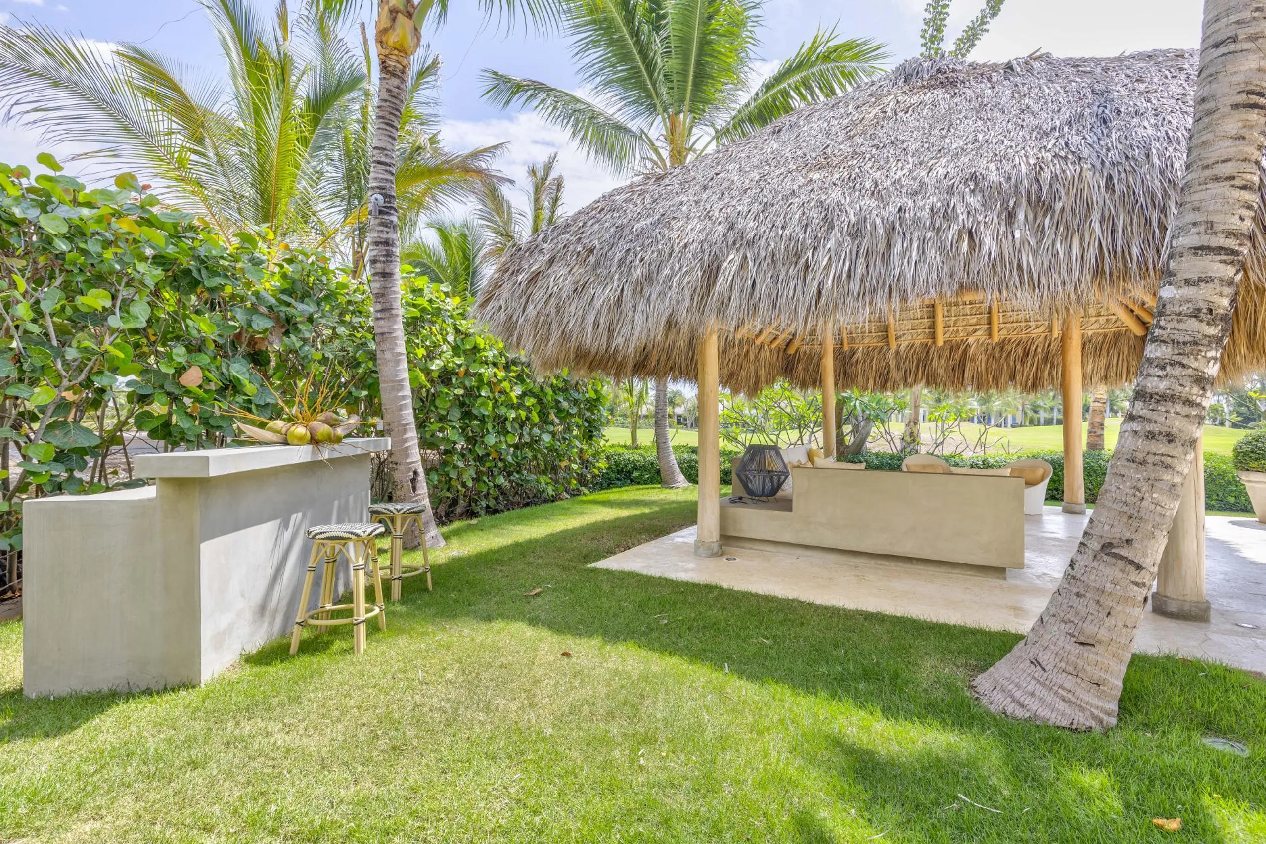 Gleaming Caribbean Villa with Private Pool, Water Mirror Entry and Spacious Interiors — photograph 6