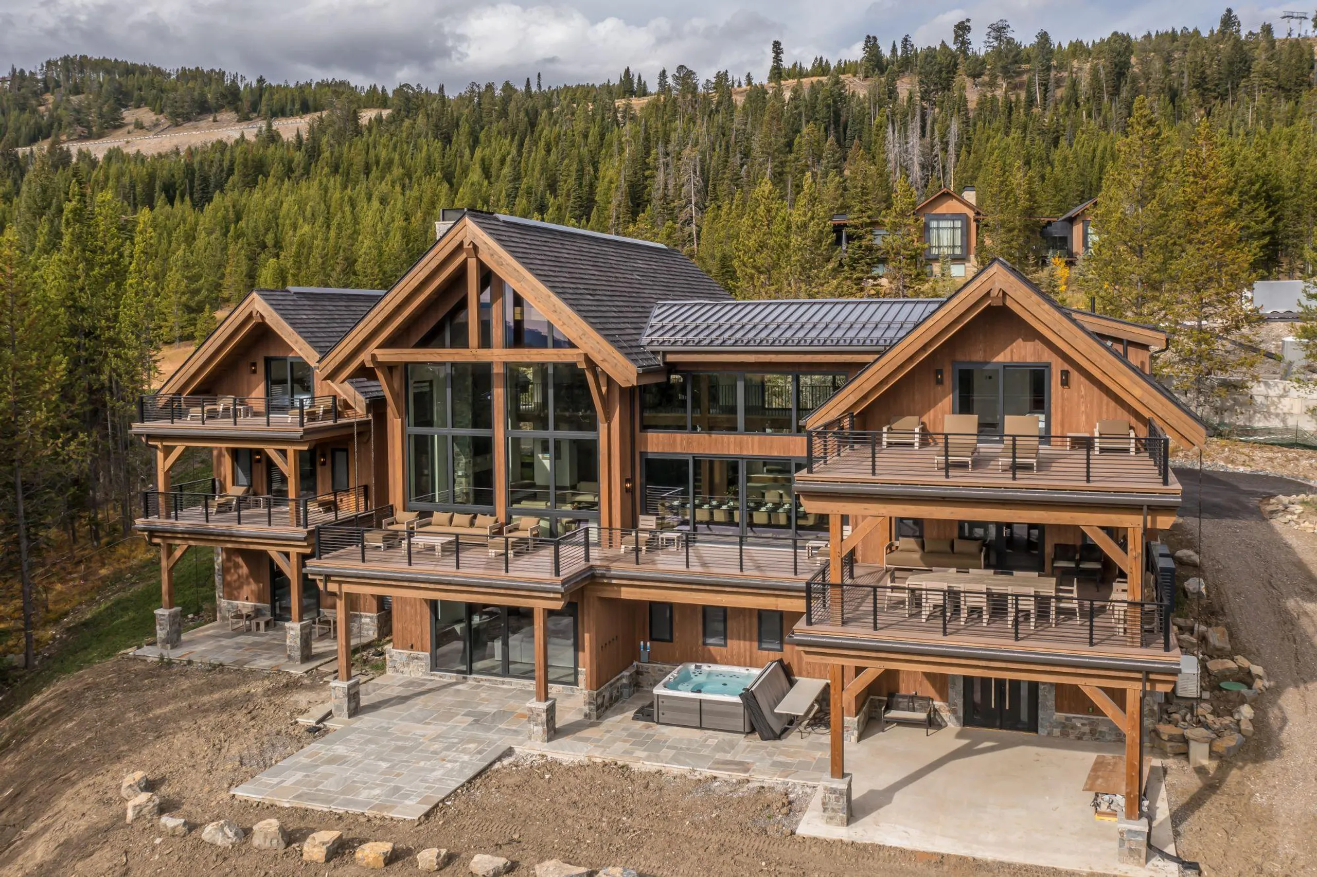 Regal Resort-Style Chalet in Big Sky with Jacuzzi and Fireplace, Big Sky