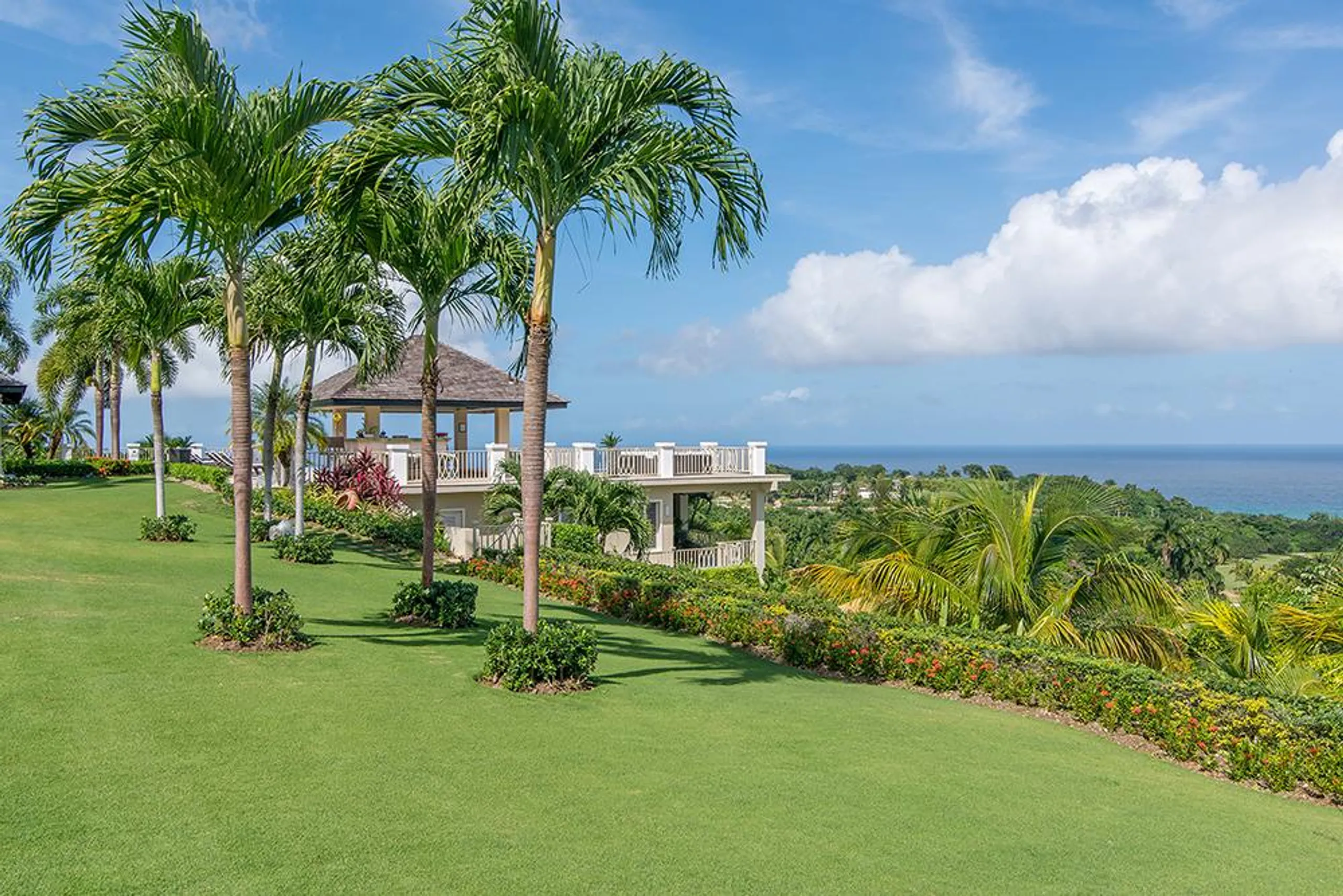 Sophisticated Sandy Bay Villa with Infinity Pool and Panoramic Ocean Views — photograph 10