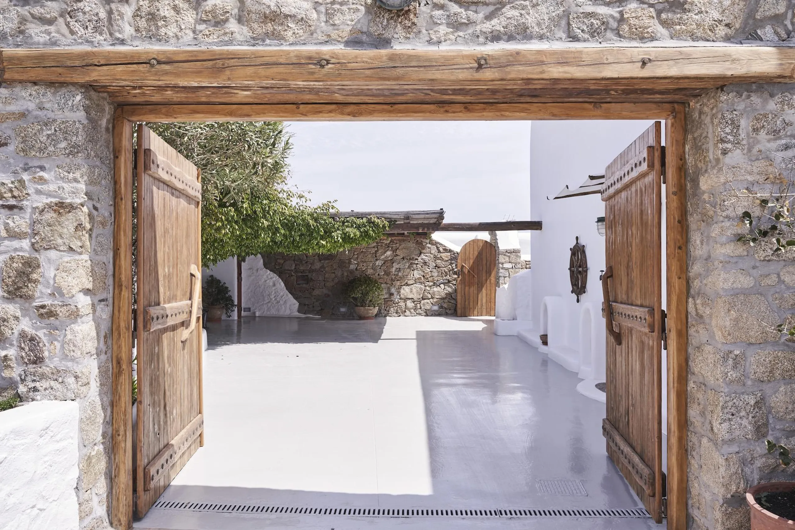 Abundant Mykonos Villa with Private Pool and Amazing Amenities — photograph 3