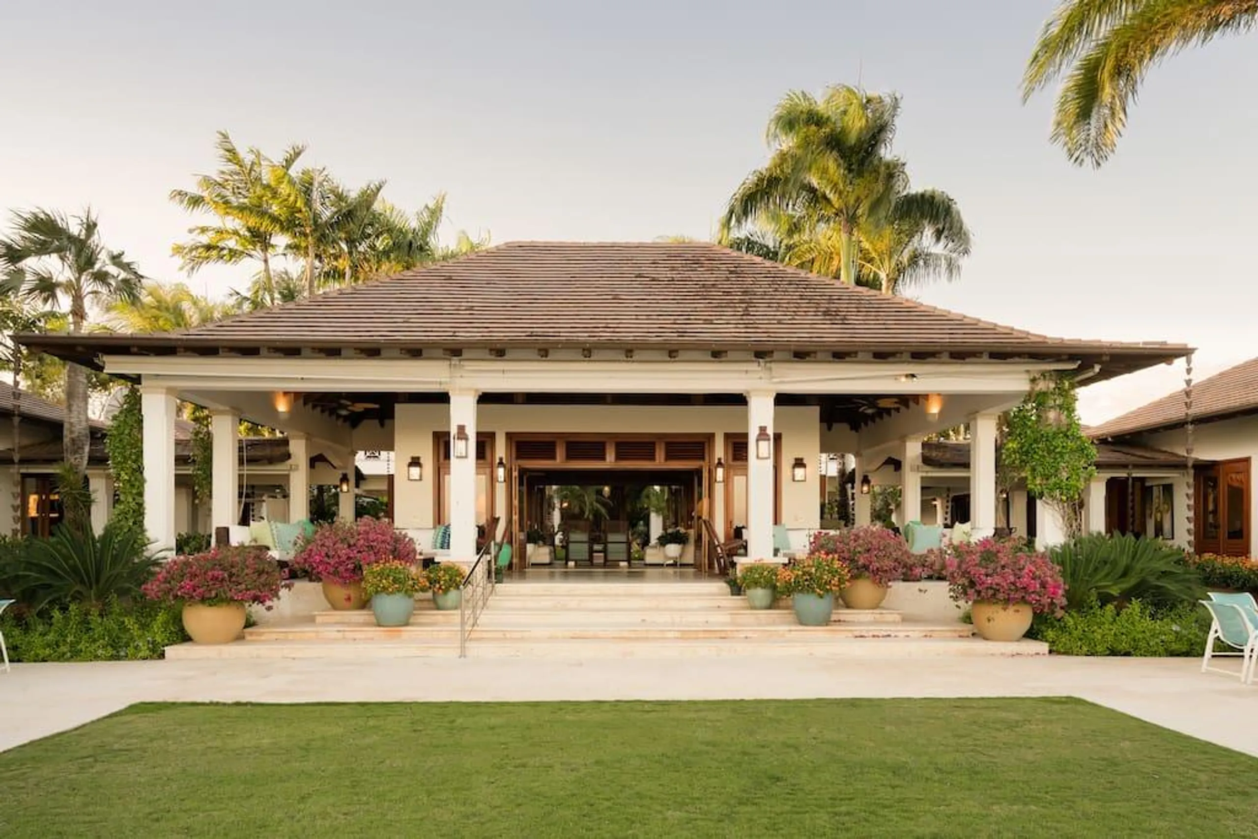 Princely Oceanside Villa with Private Pool and Panoramic Ocean Views — photograph 3
