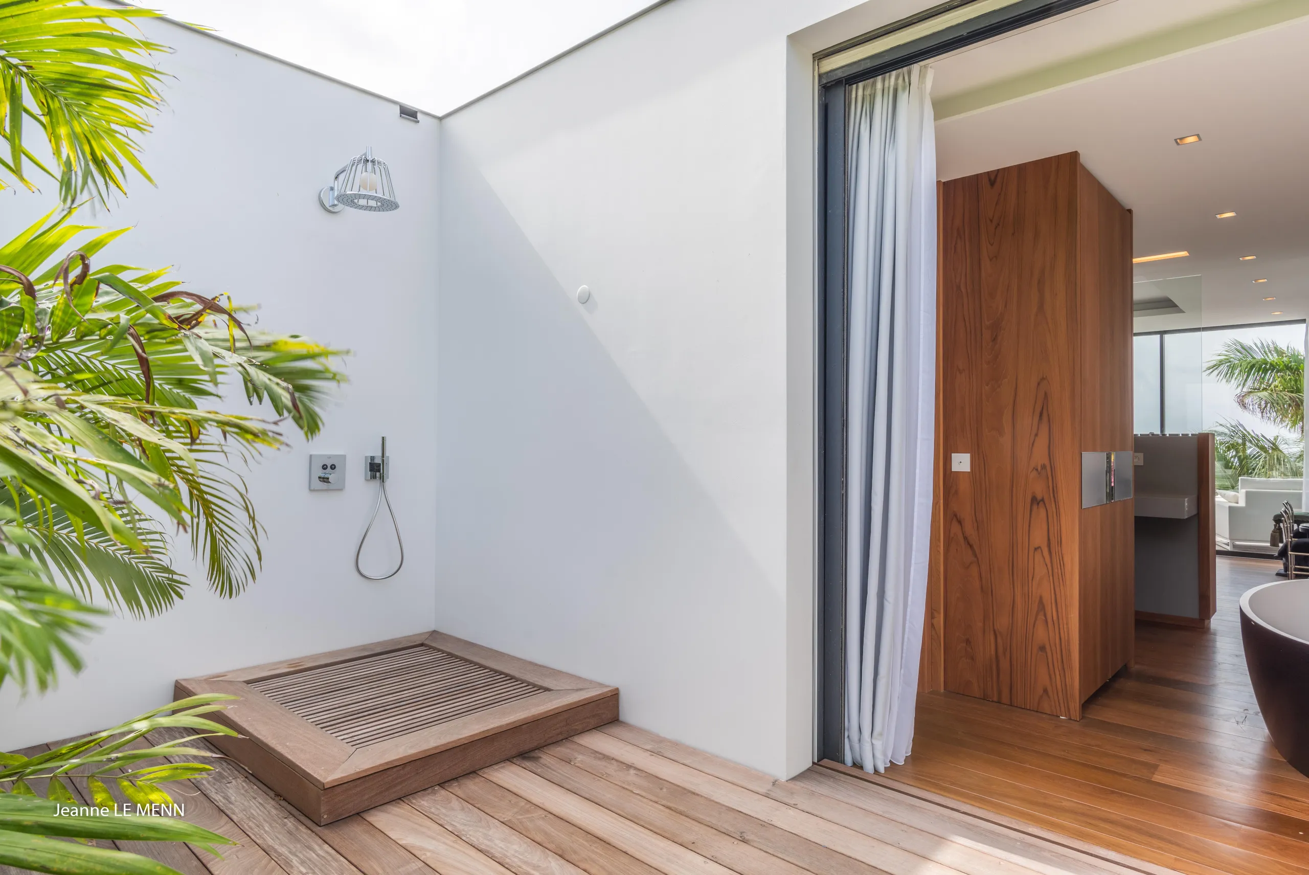 Captivating Tropical Villa with Infinity Pool and Fitness Room — photograph 10