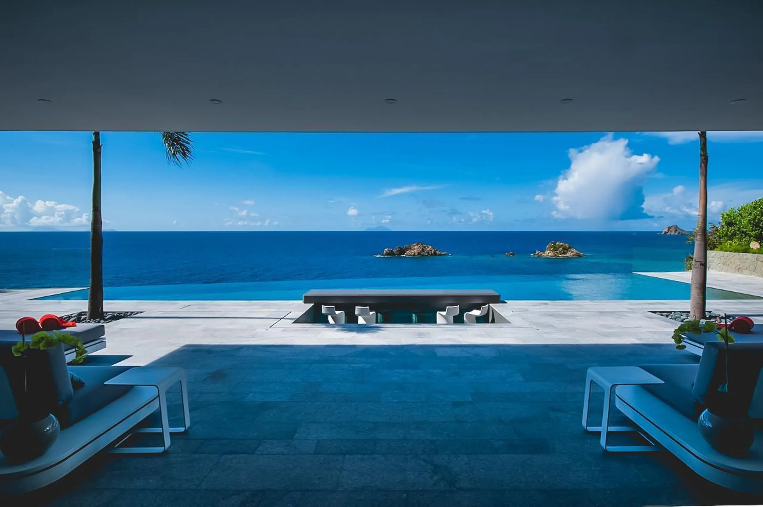 Sweeping Sleek and Stunning Oceanview Villa with Infinity Pool and Golfers Dream Fitness Equipment — photograph 5