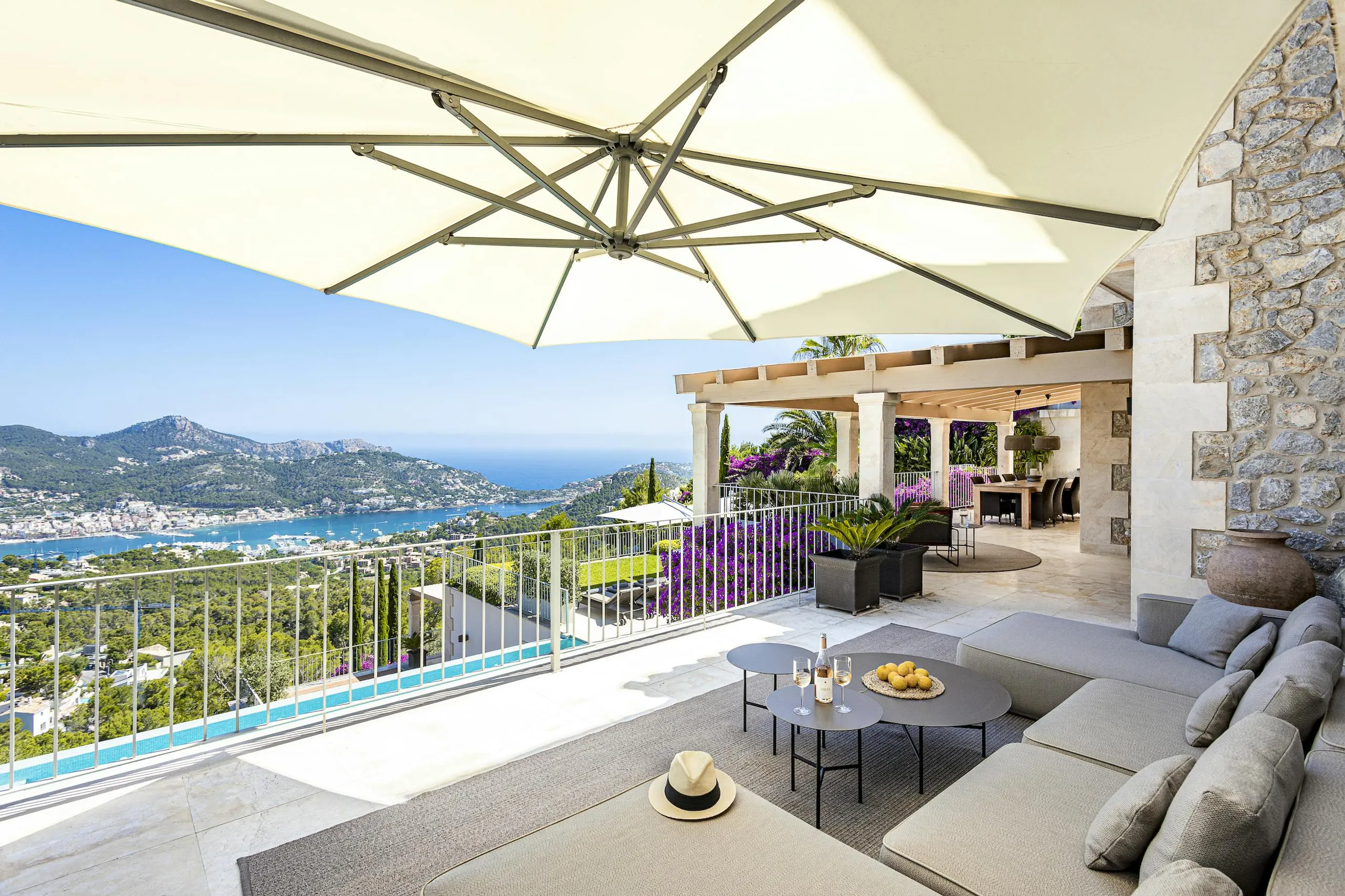Abundant Oceanview Villa with Fireplace, Infinity Pool, and Fitness Room — photograph 4