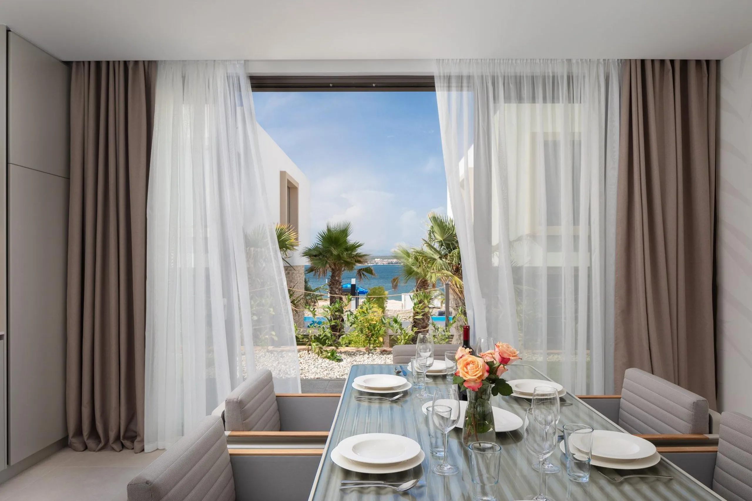 Plush Villa with Pool and Sea Views — photograph 9