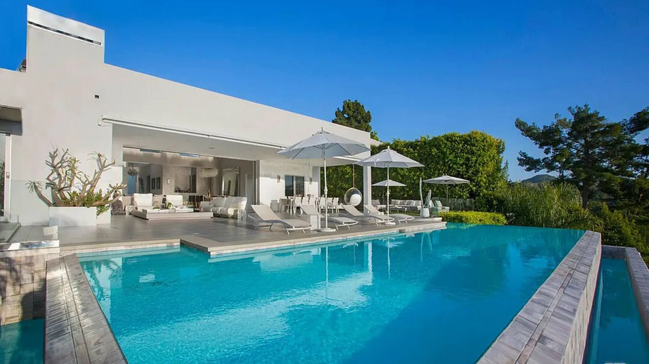 Private Beverly Hills Modern Sanctuary with Unmatched Design and Views — photograph 6