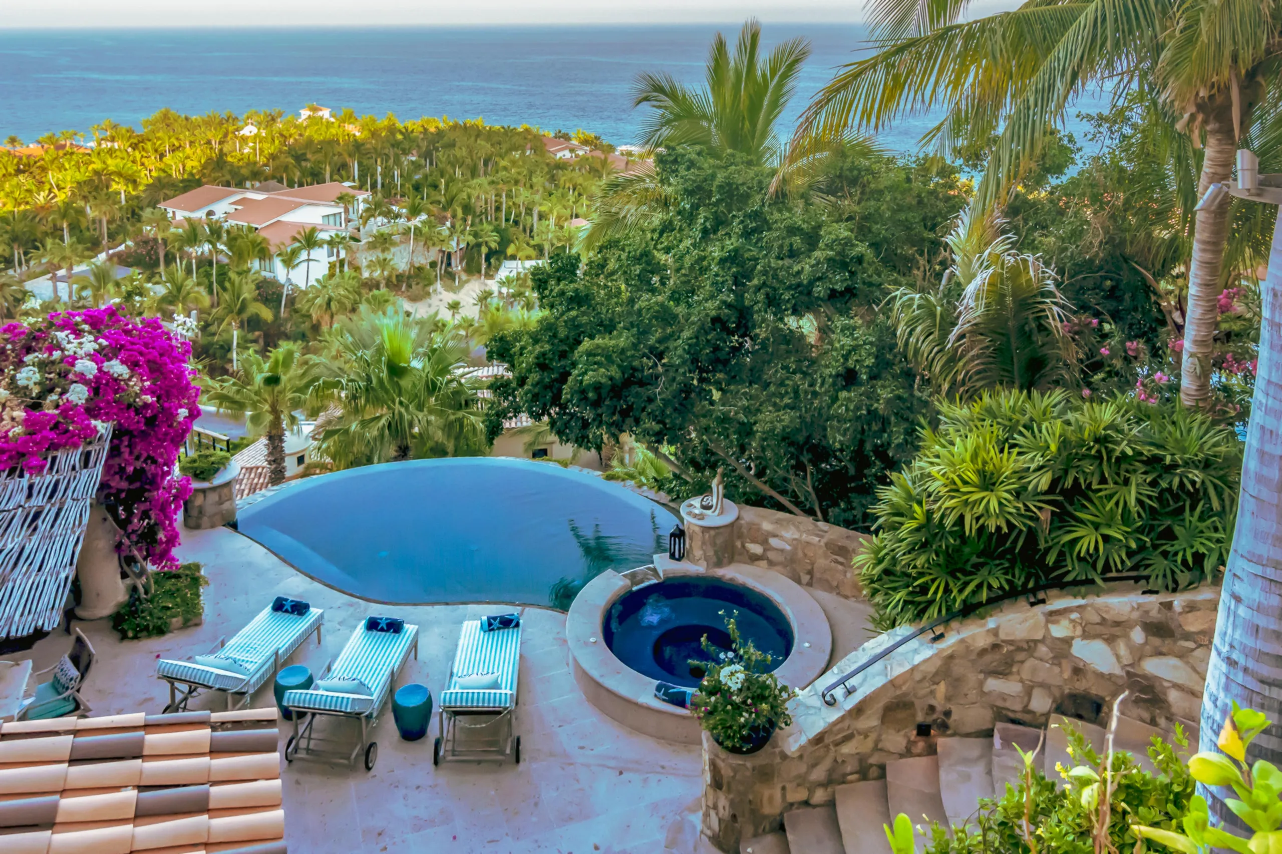 Lush Living in this Palmilla Villas Del Mar Estate with Infinity Pool and Panoramic Ocean Views — photograph 2