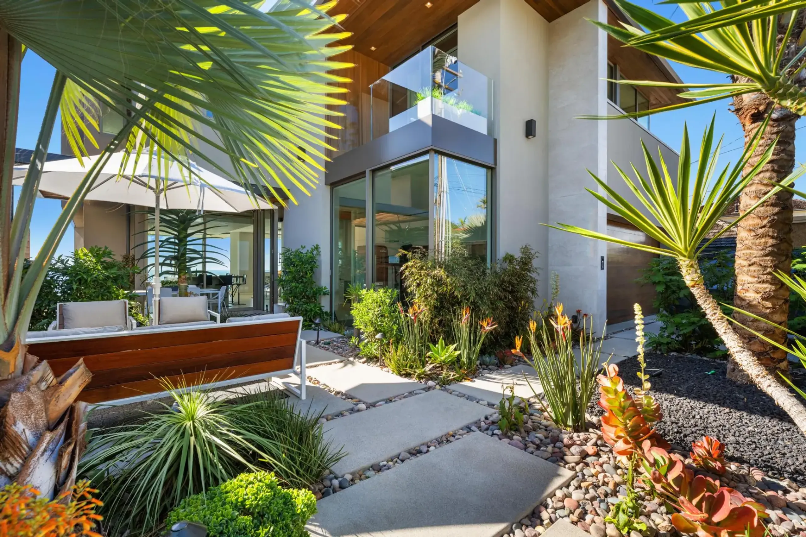 Oceanfront 4 Bedroom Villa with Private Infinity Pool, Beach Acces, and 360° Views — photograph 5