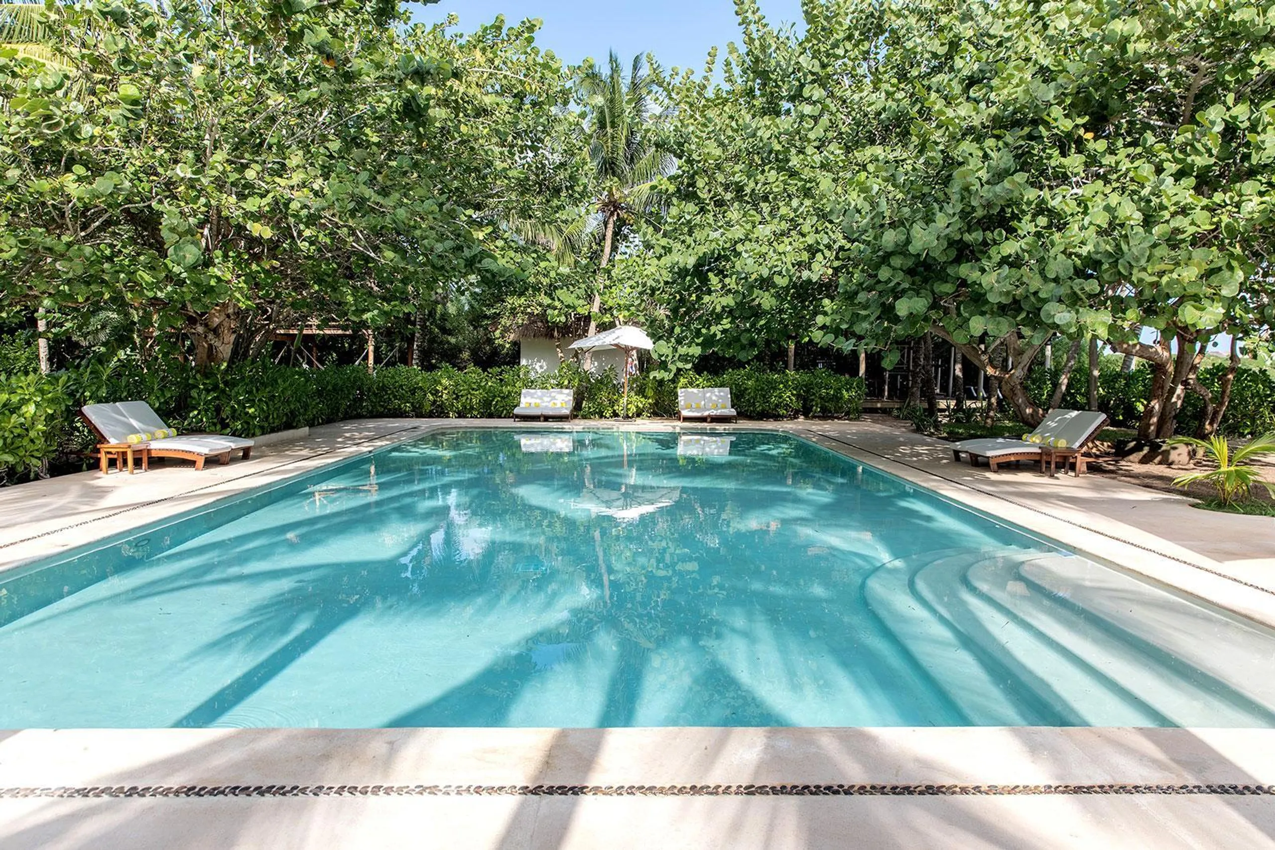 Private and Luxurious Beach Estate with Multiple Pool and Incredible Ocean Views — photograph 9