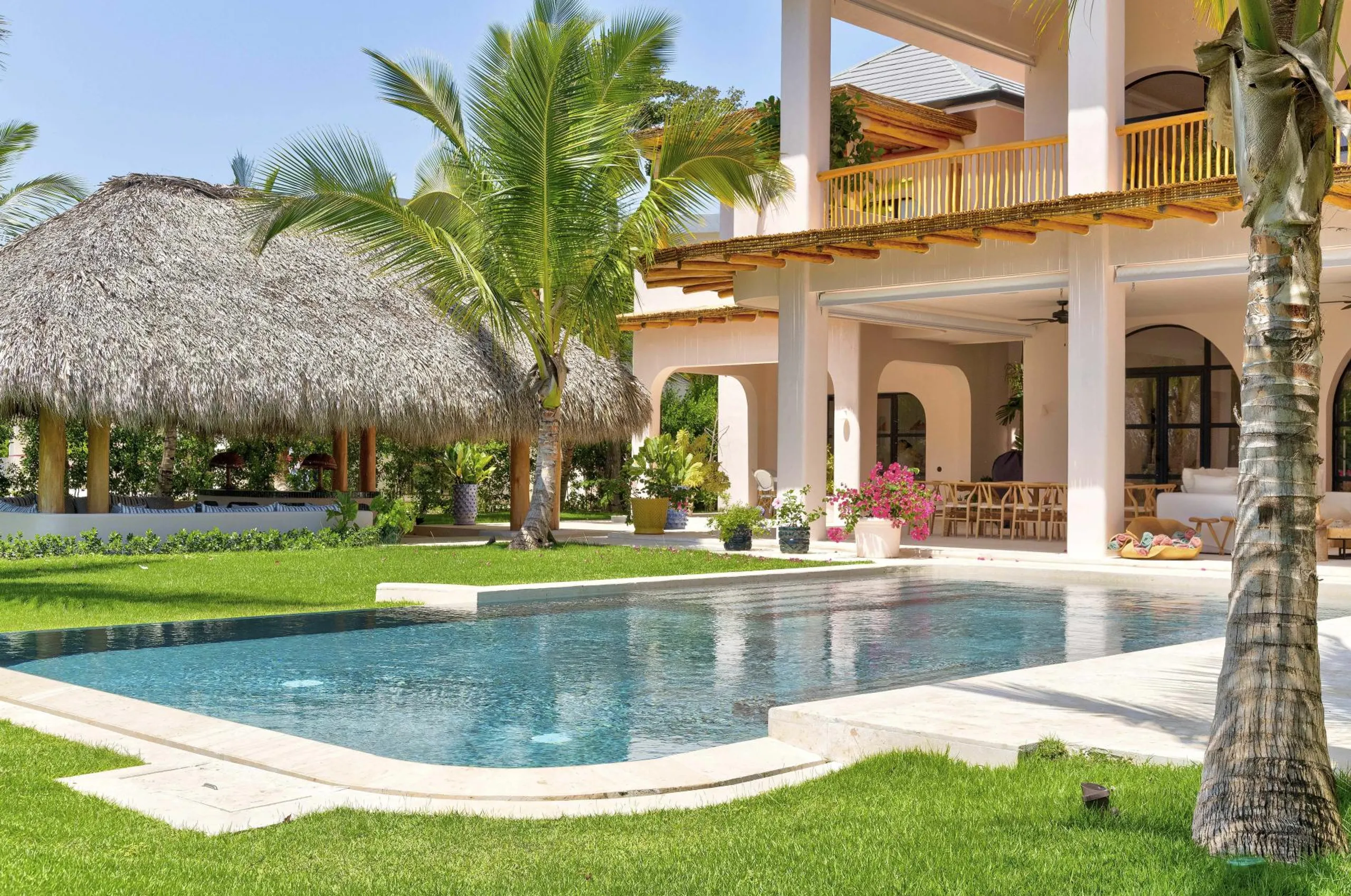 Eclectic 5BR Villa with Private Pool and Lush Surroundings — photograph 4