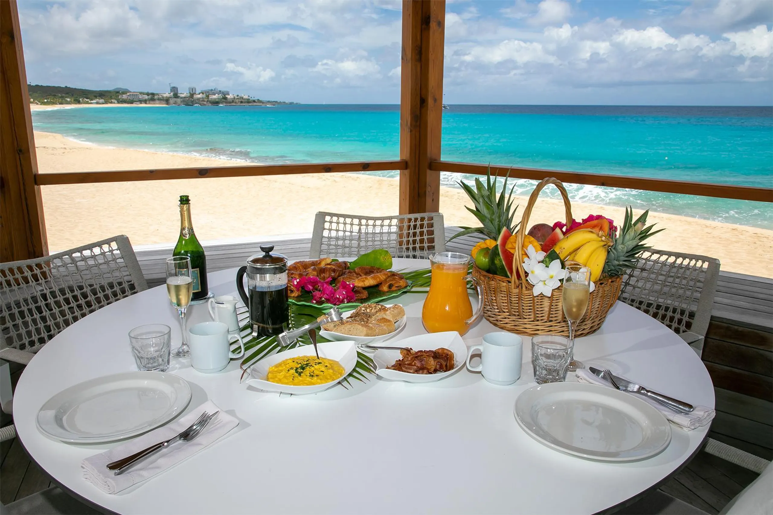 Beachfront Bliss: Luxury Villa Rental with Breathtaking Views and Serene Gardens — photograph 11