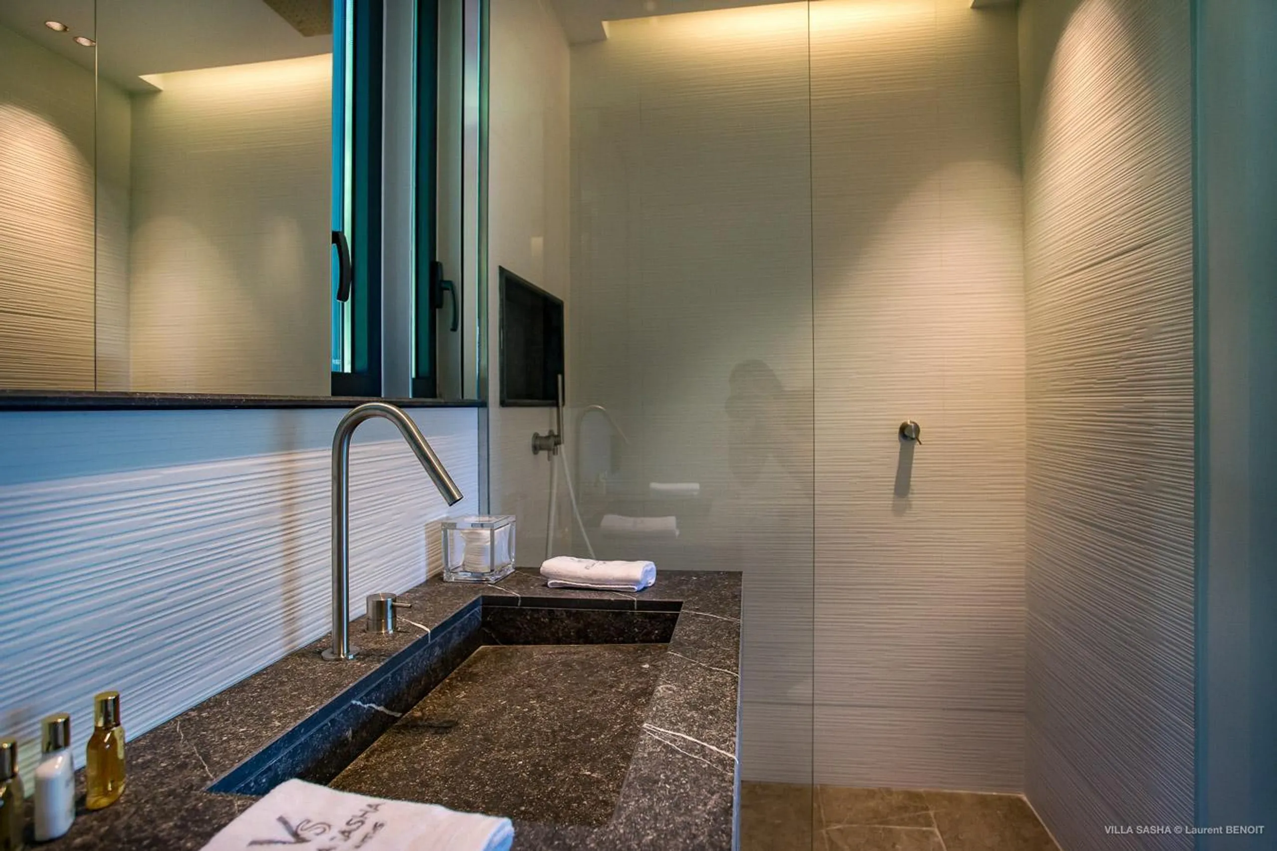Stylish Oceanside Estate with Infinity Pool and Walks to Beach — photograph 10