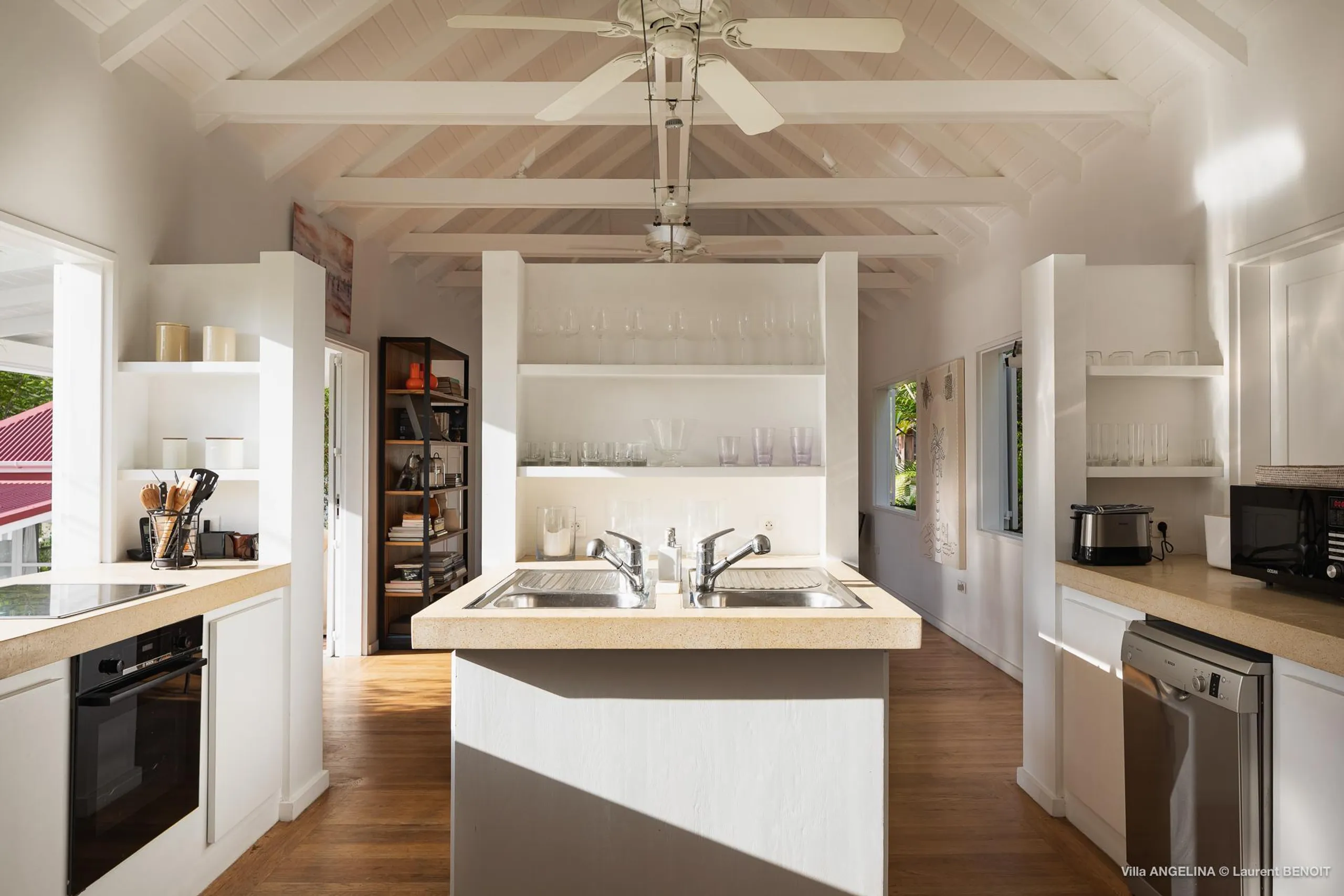Elegant Seaview Retreat with Infinity Pool and Jacuzzi — photograph 9