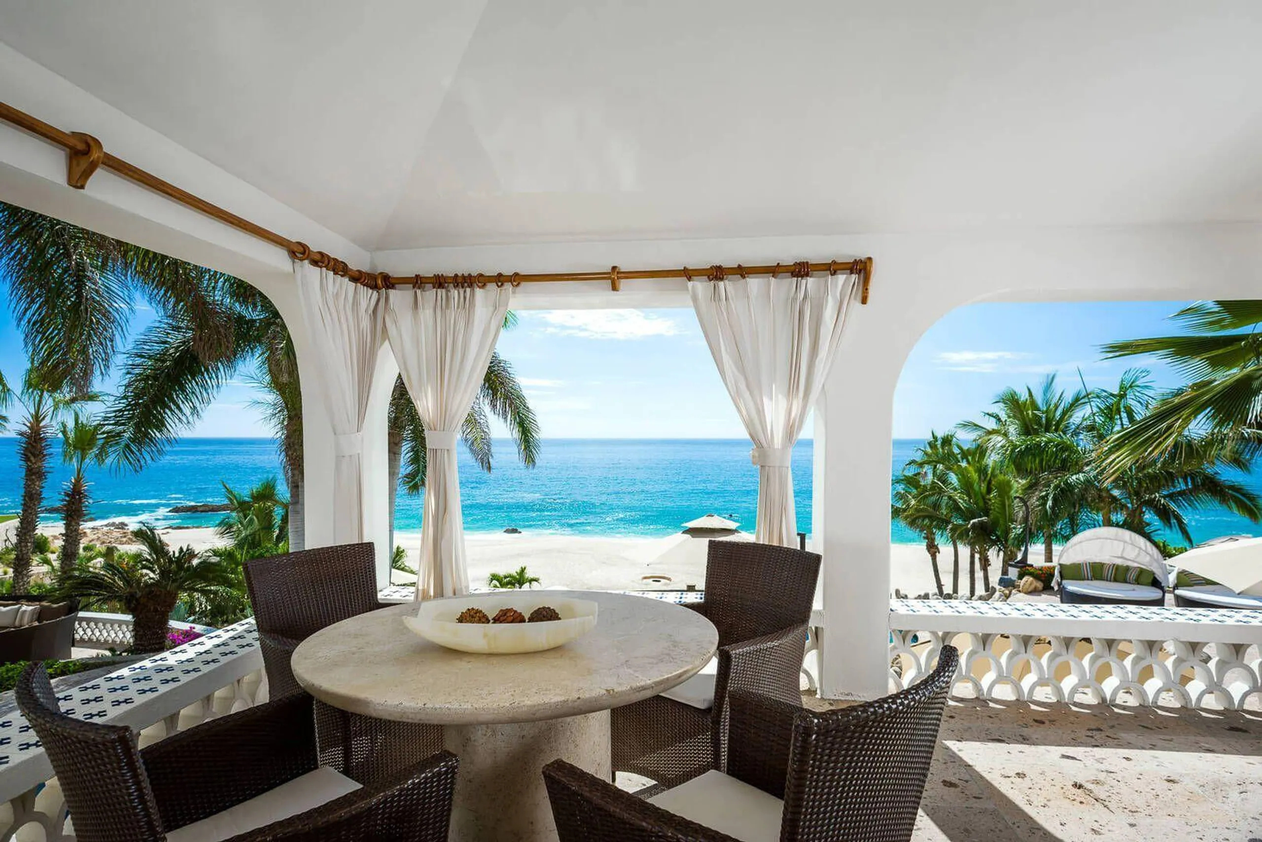 Expansive Palmilla Oceanfront Estate with Private Pool and Ocean Views — photograph 8