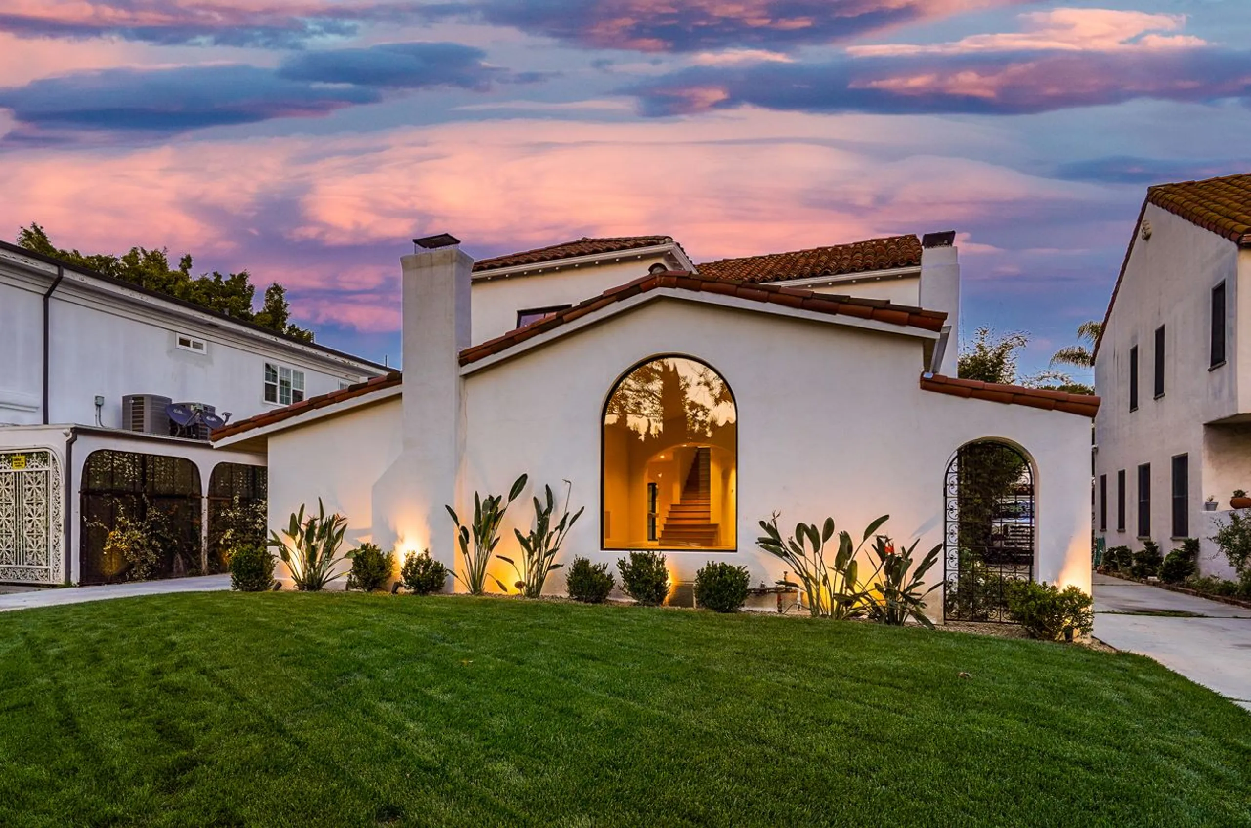 Sophisticated Spanish Contemporary Villa in LA with Private Pool, Outdoor Oasis & Smart Tech Integration — photograph 11