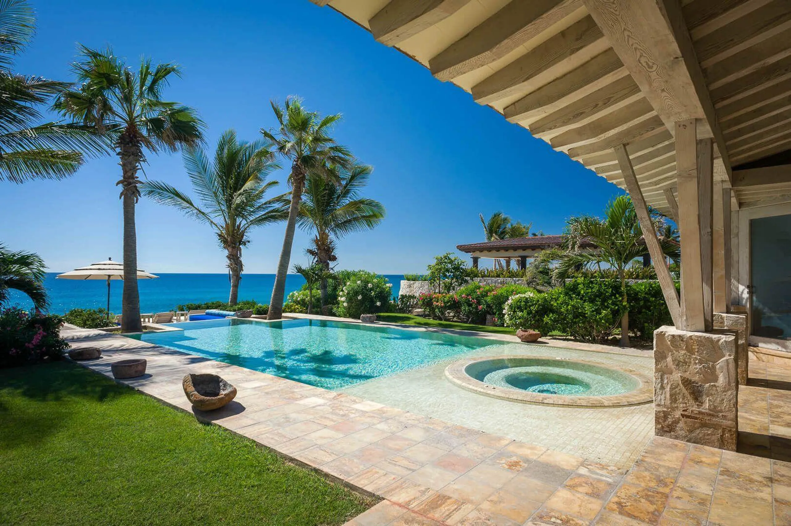 Colonial Style Architectural  Estate with Infinity Pool, Hot Tub and Lush Ocean Views — photograph 4