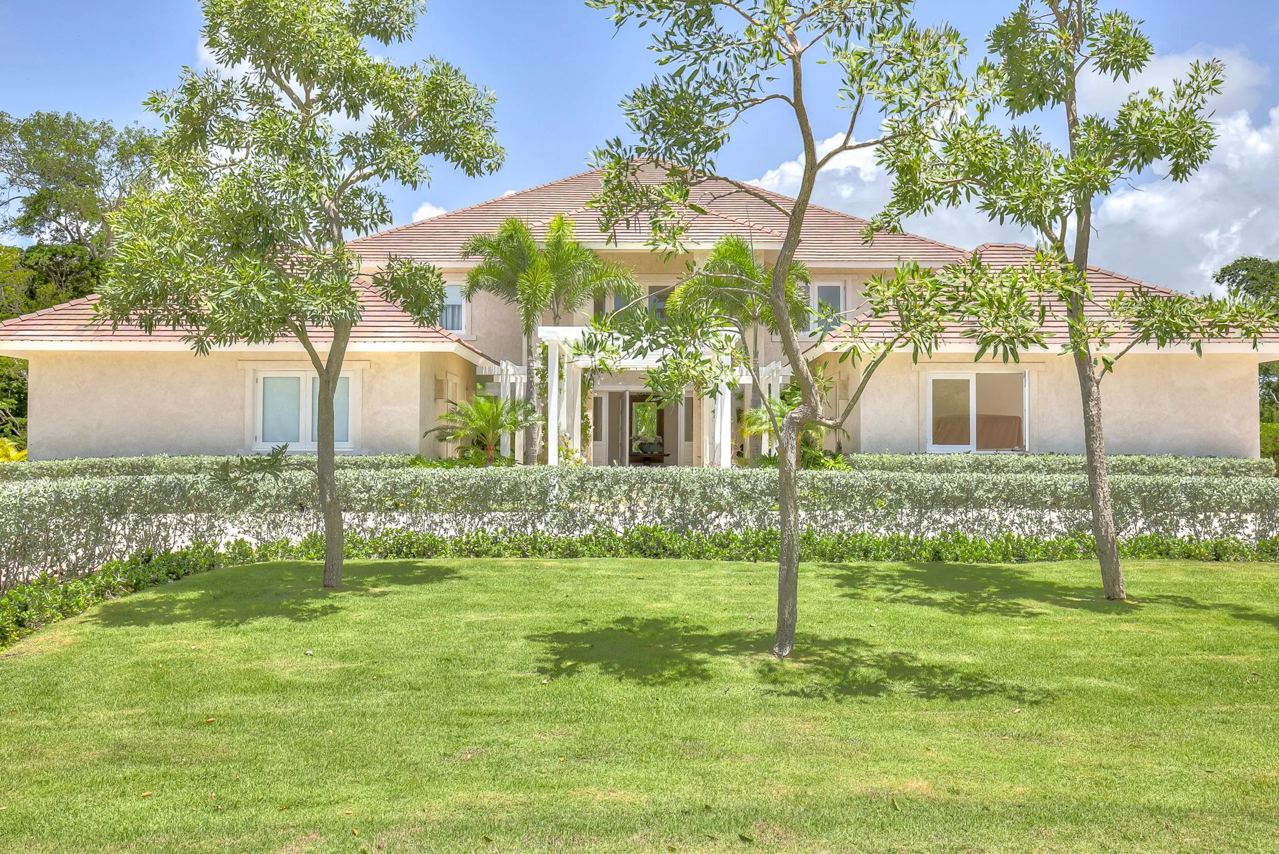 Invigorating 5-Bedroom Villa with Golf Course Views and Private Garden in Punta Cana Resort — photograph 5