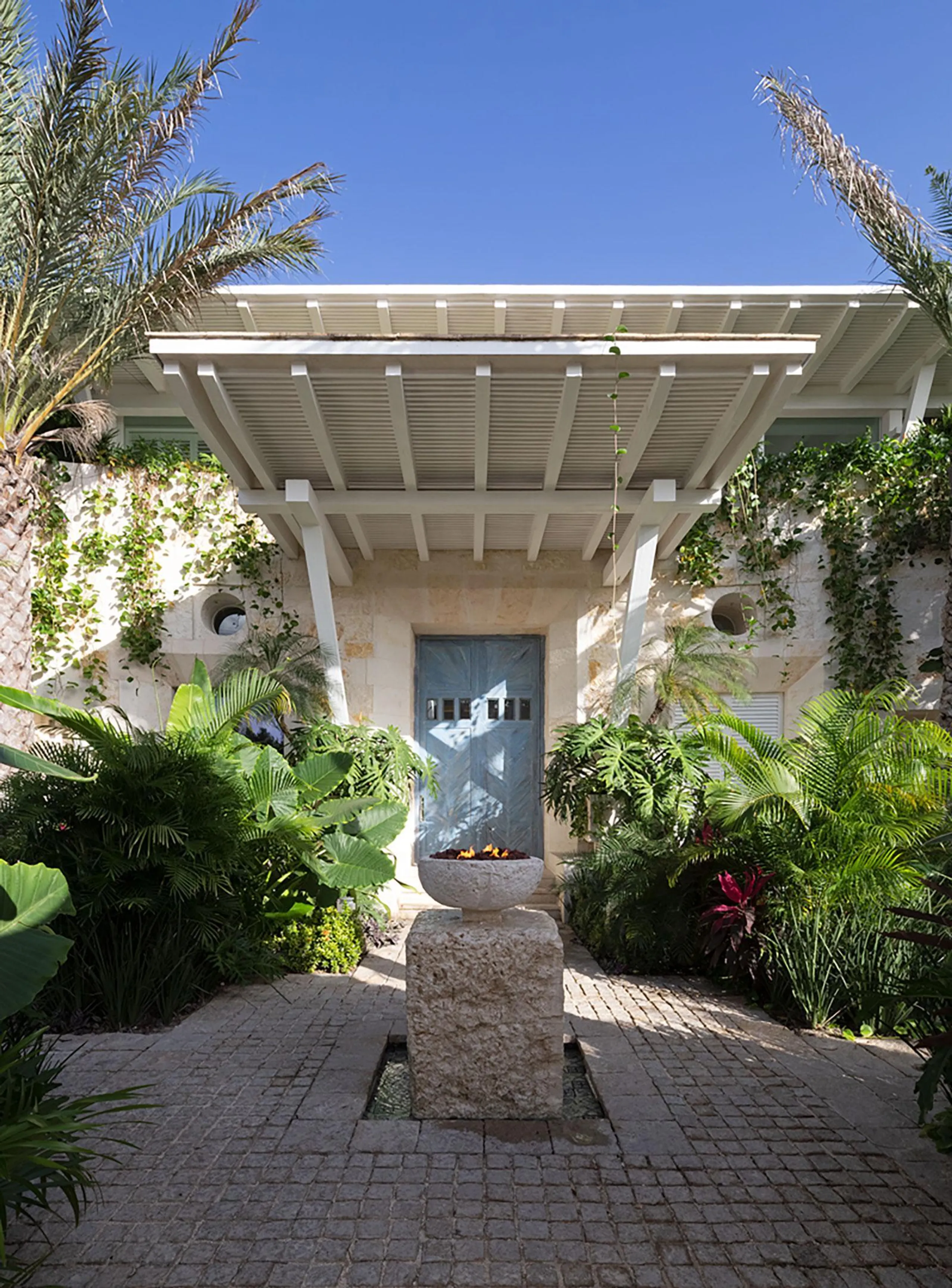 Stunning Contemporary Luxury Beach Front Estate with Infinity Pool — photograph 12
