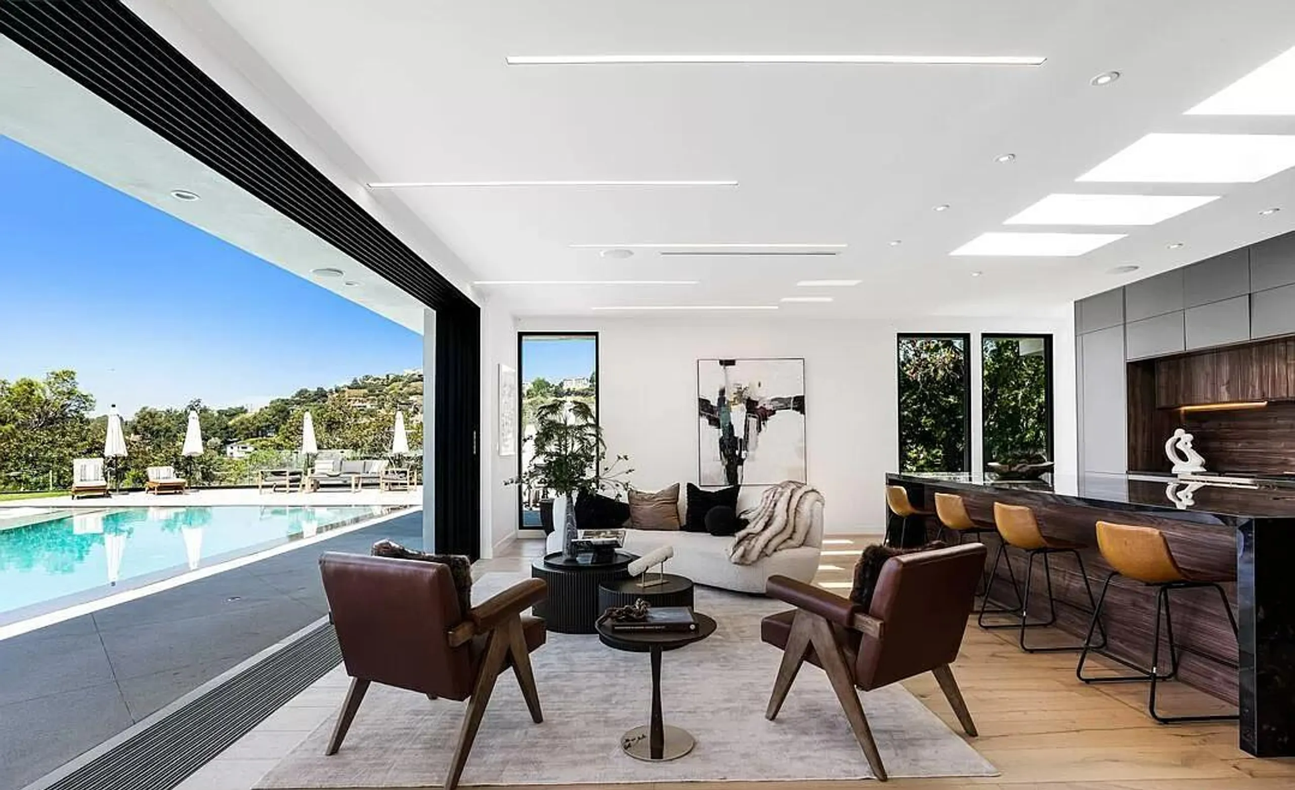 Modern Hillside Estate with Ocean Views — photograph 11