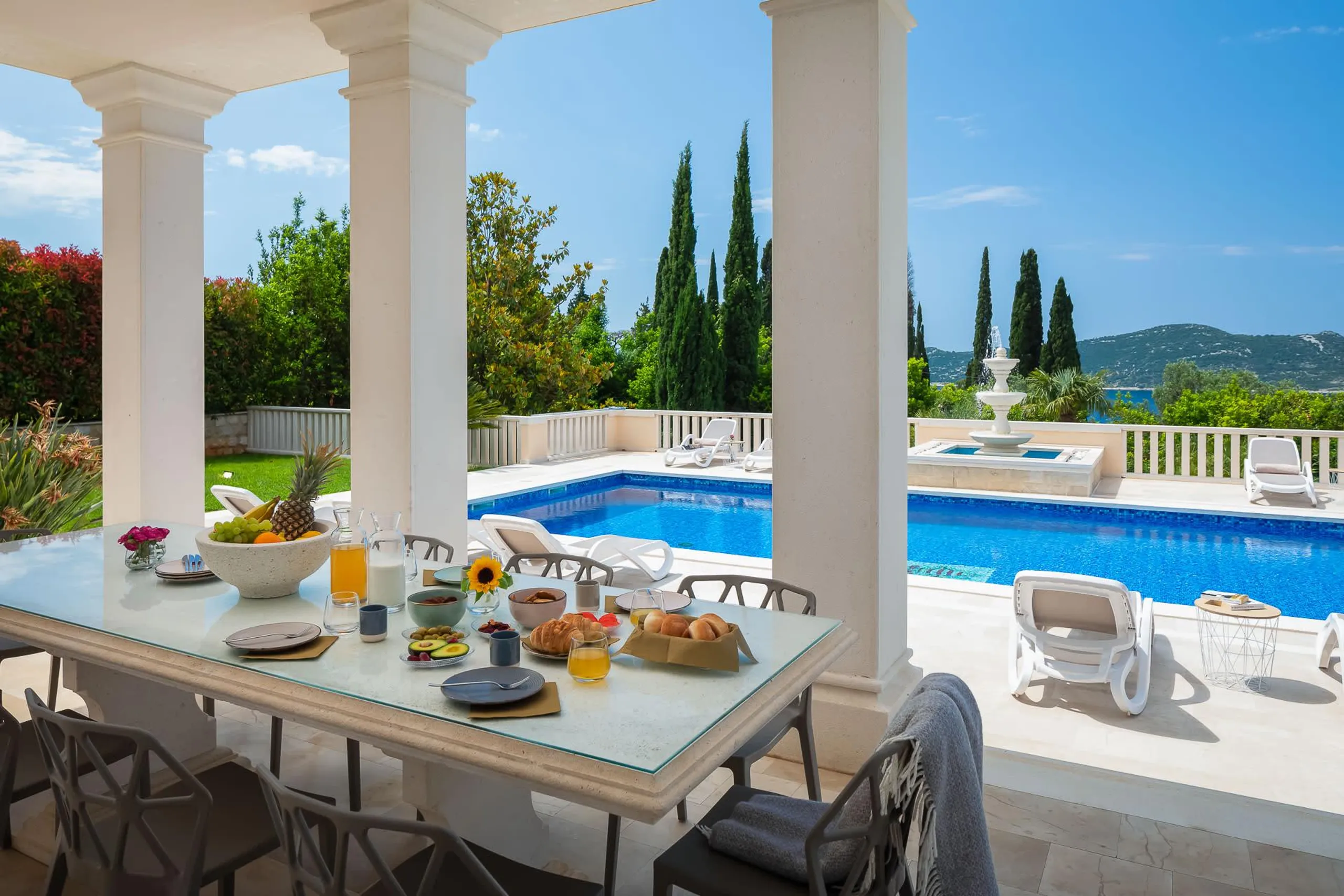 Charming Coastal Villa with Panoramic Views — photograph 3