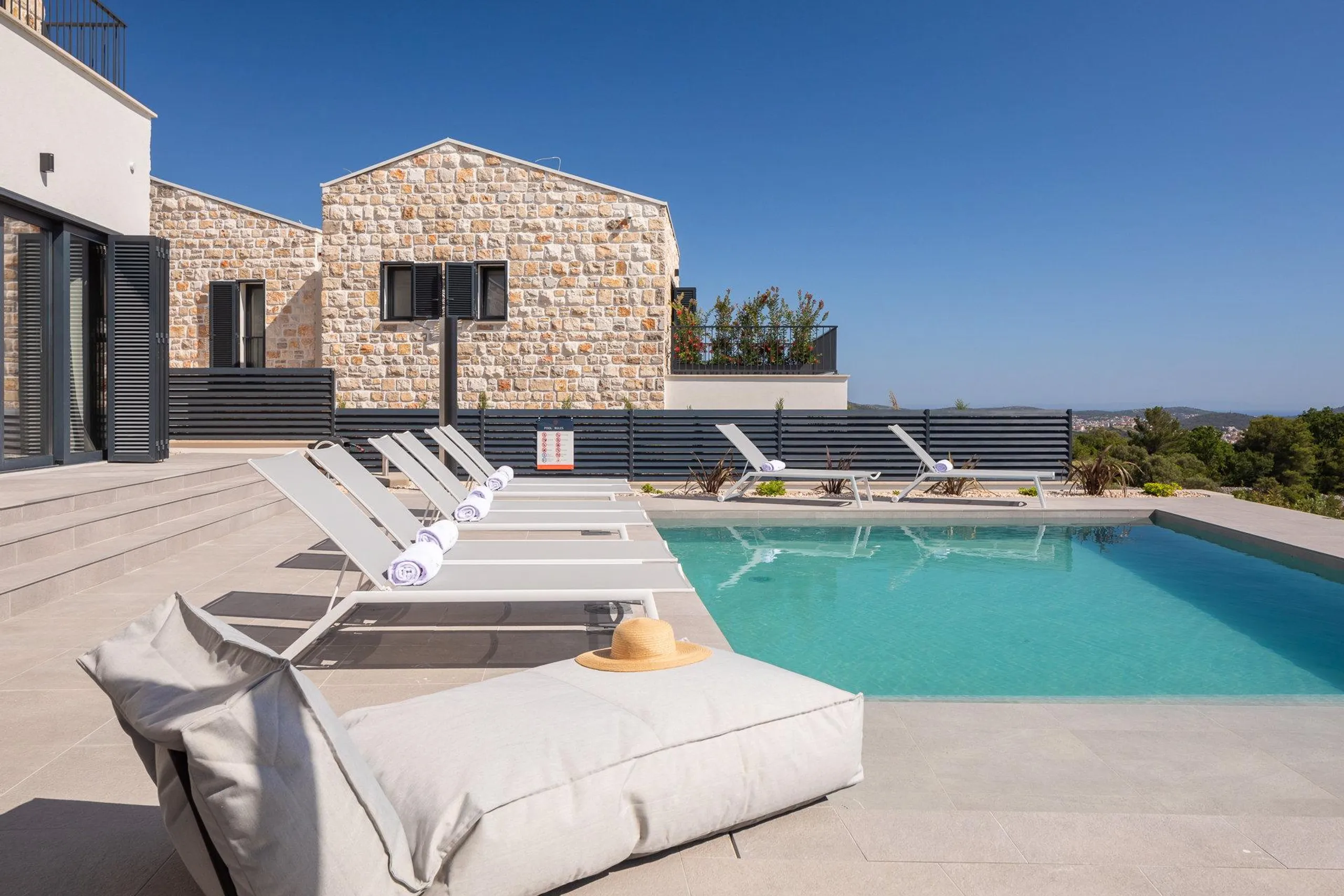 Modern Styled 5-Bedroom Villa with Pool in Picturesque Primosten — photograph 9