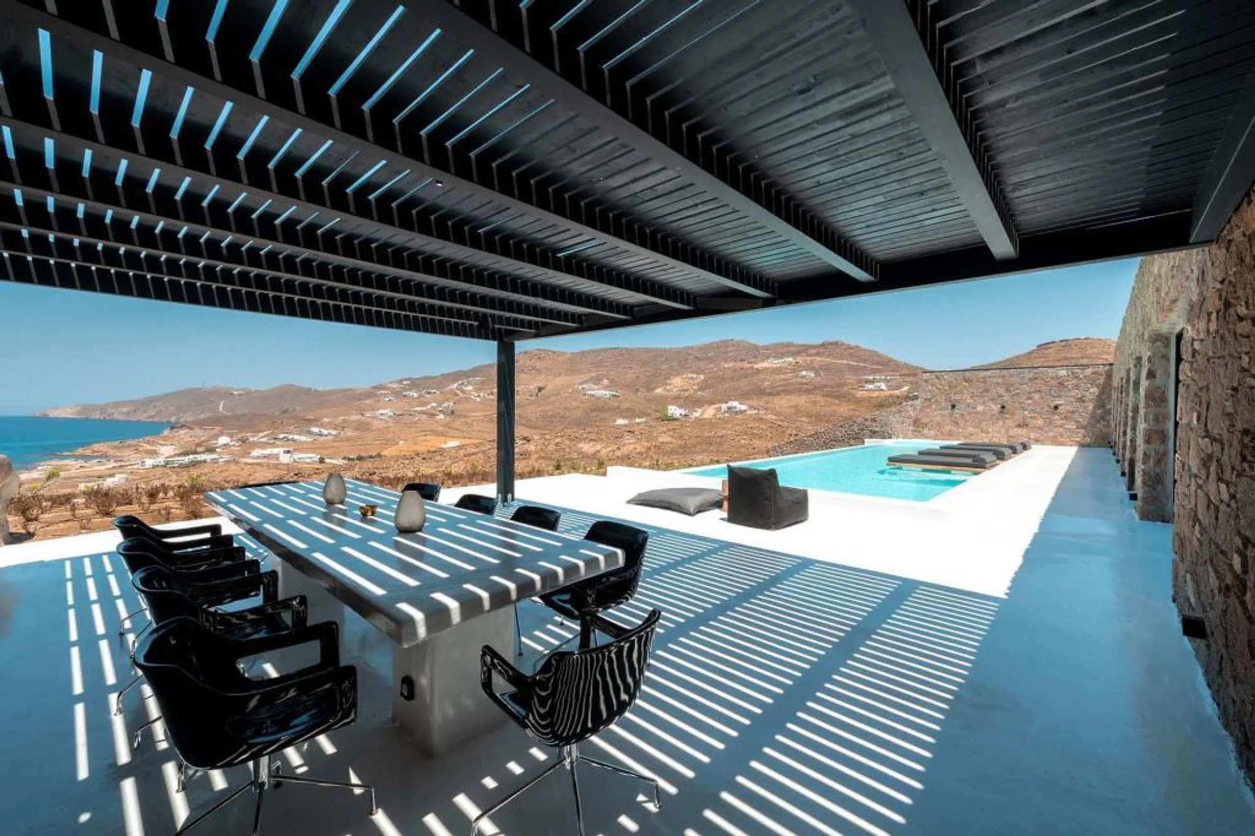 Majestic Seaside Haven with Overlooking Infinity Pool — photograph 6