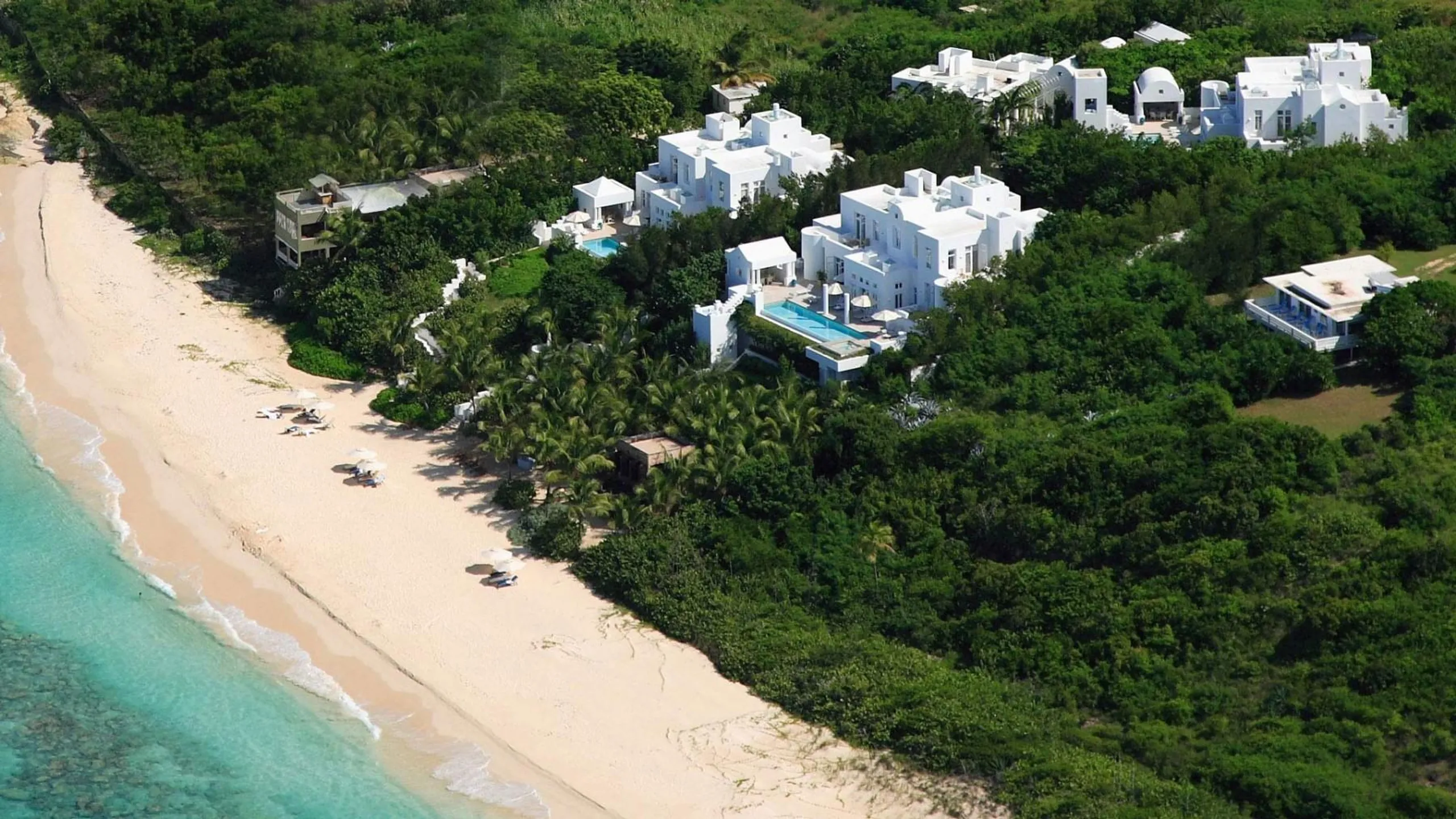Palatial Long Bay Villa with Invigorating Pool and Walks to Beach — photograph 4