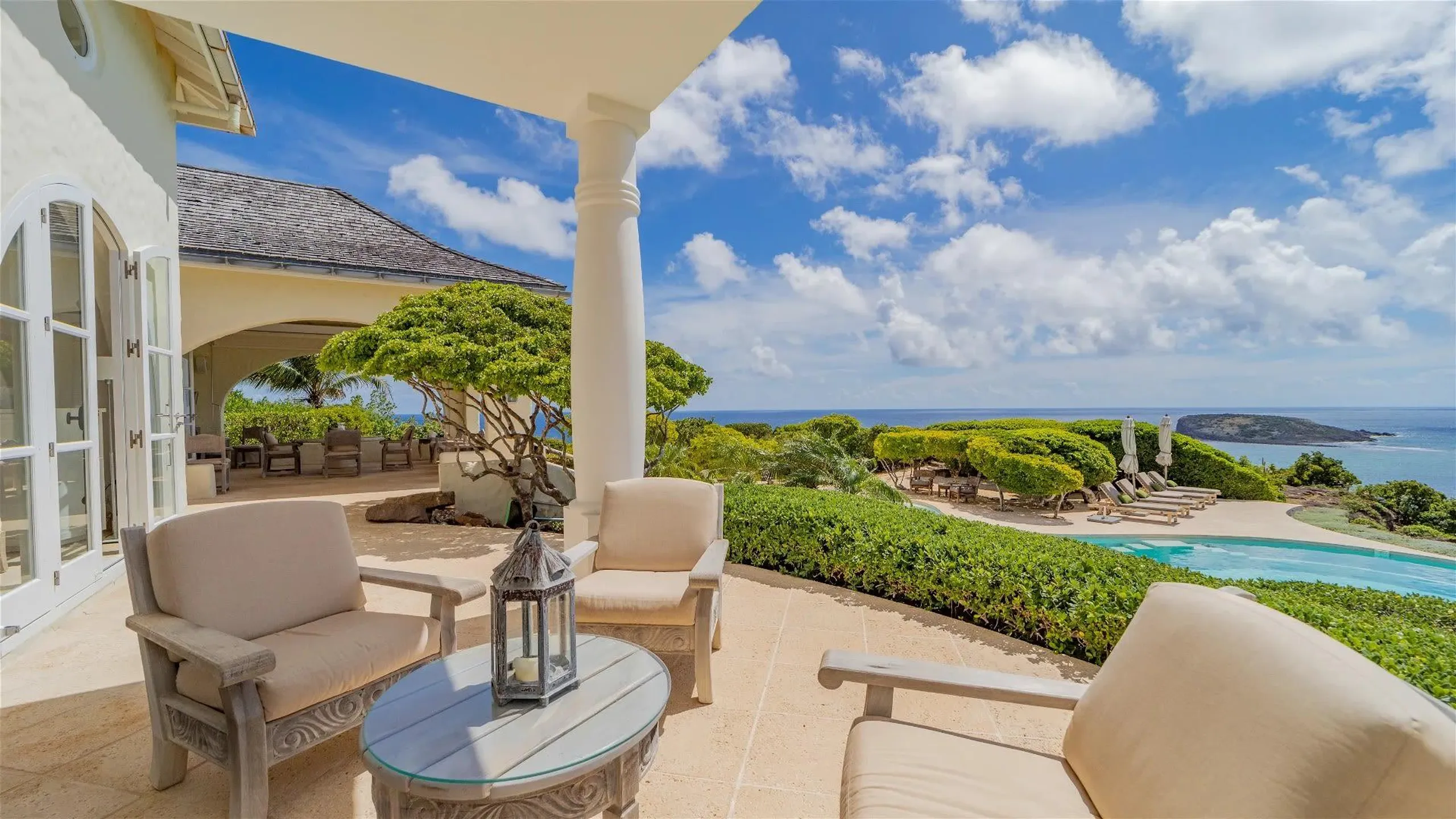Bright Villa With View Of Sparkling Ocean — photograph 4