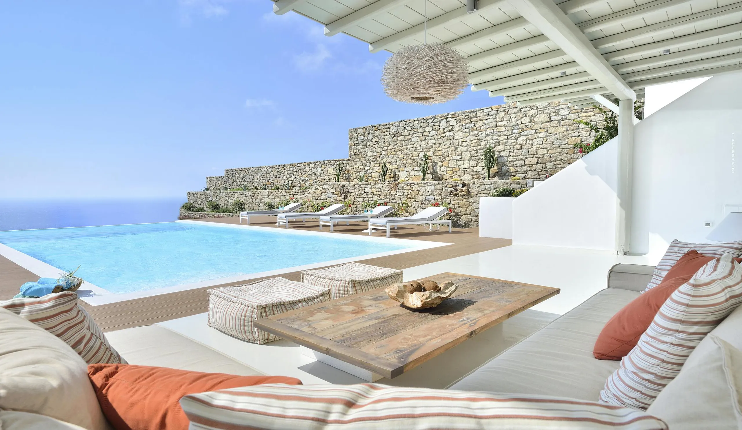 Seaside Luxury Estate with Private Pool and Jacuzzi — photograph 8