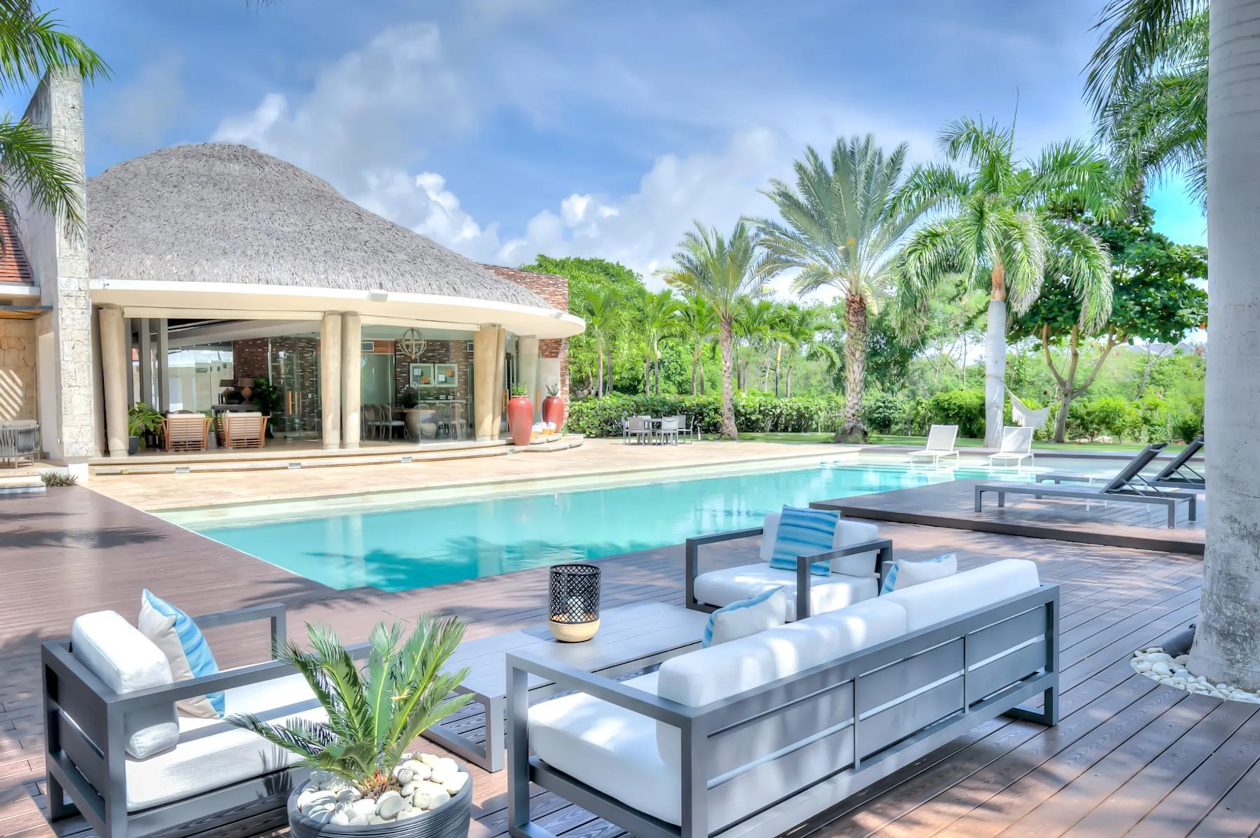 Chic Modern Tropical Villa with Private Pool and Fresh Ambiance — photograph 3