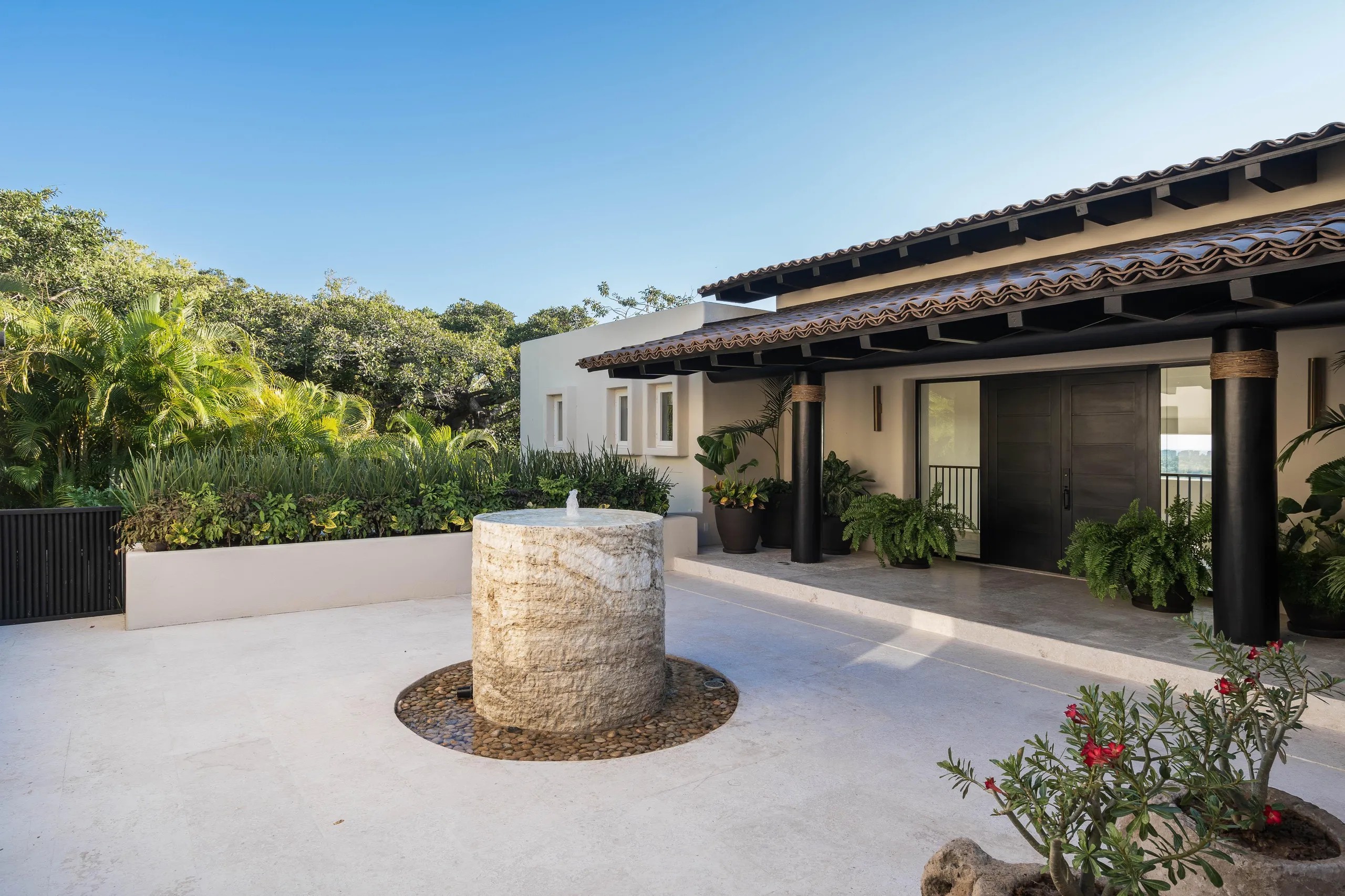 Pristine Resort Villa with Infinity Pool and Sweeping Ocean Views — photograph 4