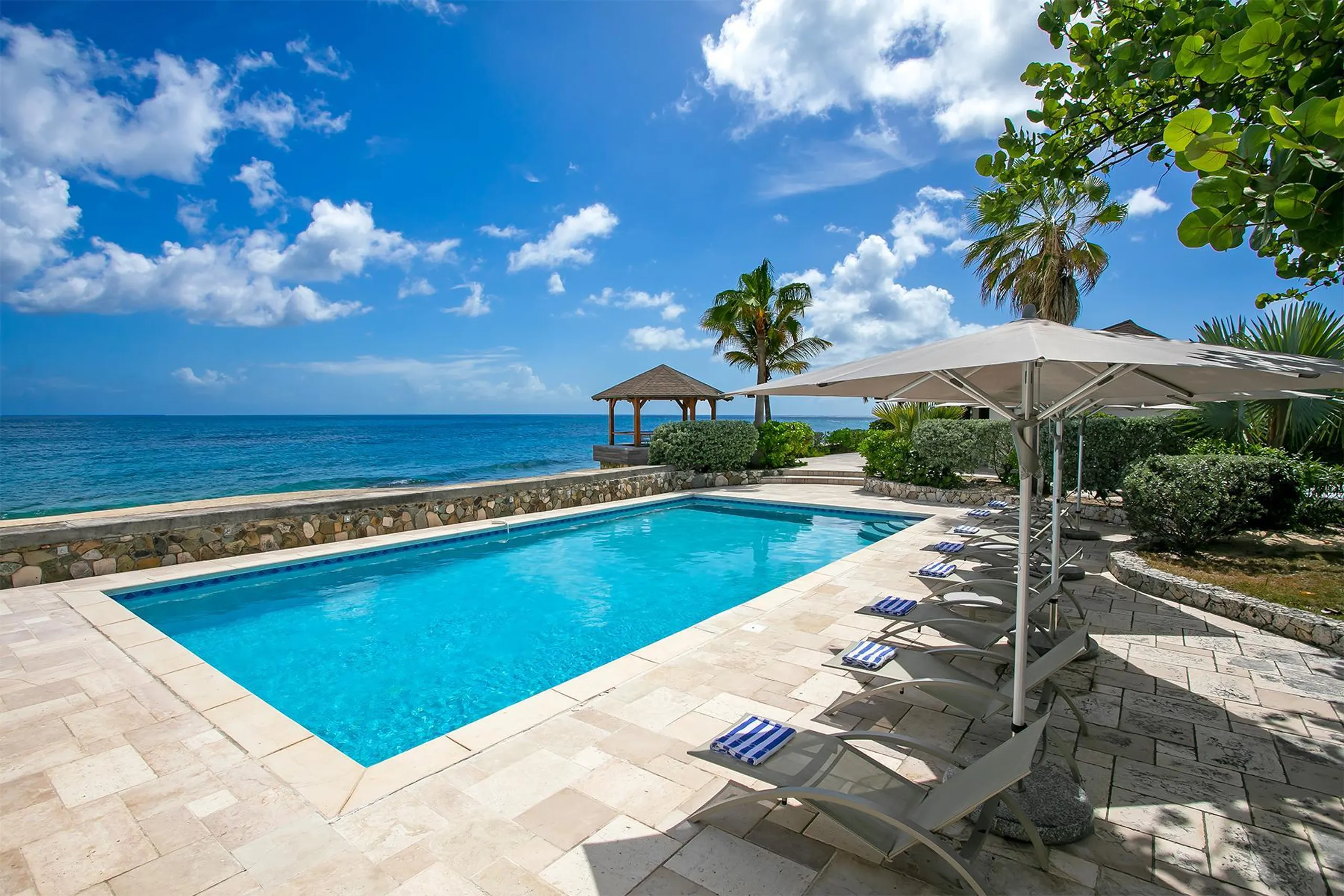 Beachfront Bliss: Luxury Villa Rental with Breathtaking Views and Serene Gardens — photograph 9