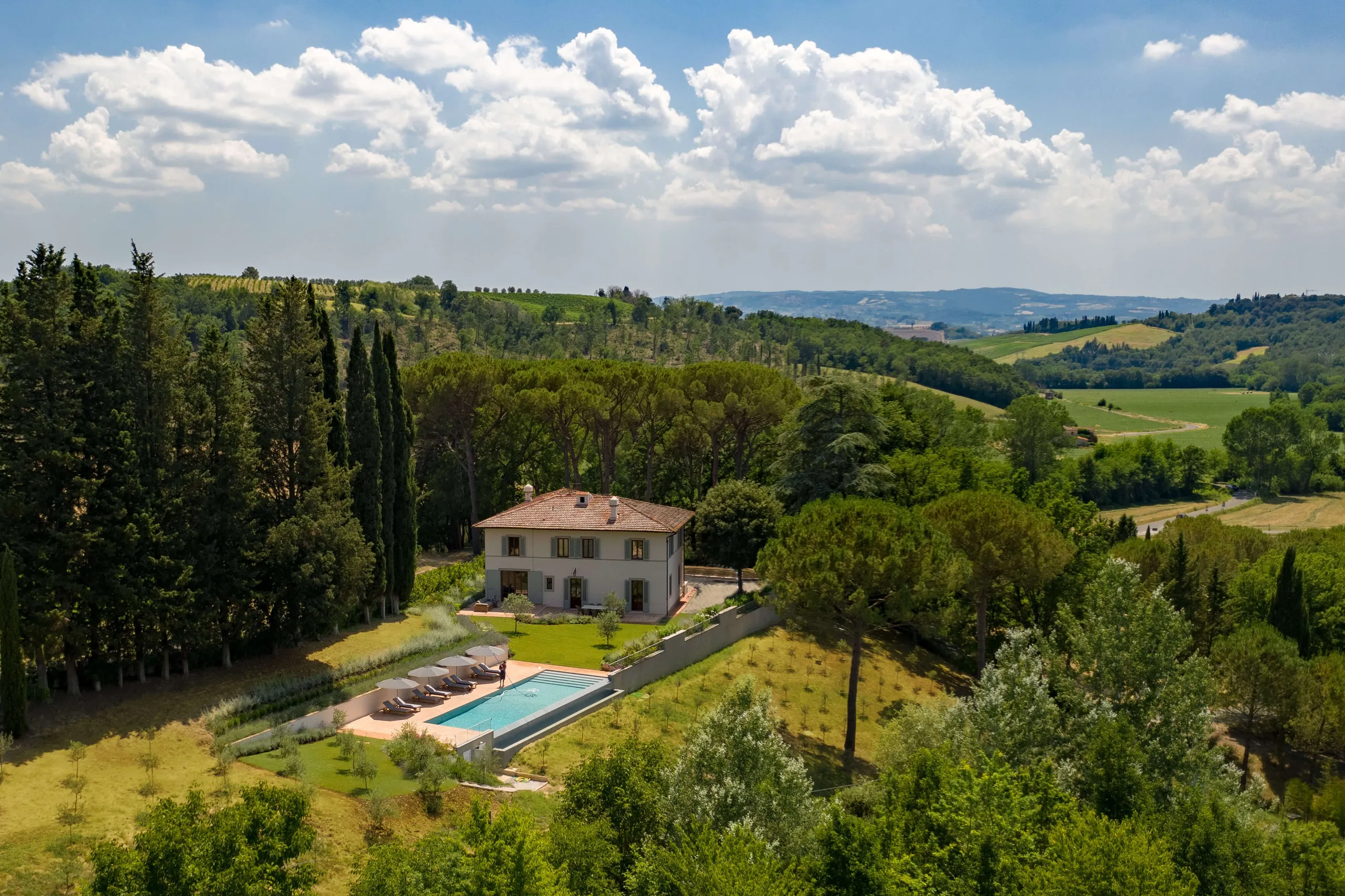 Tempting Contemporary Classic Villa with Saltwater Infinity Pool and Manicured Lawn — photograph 12