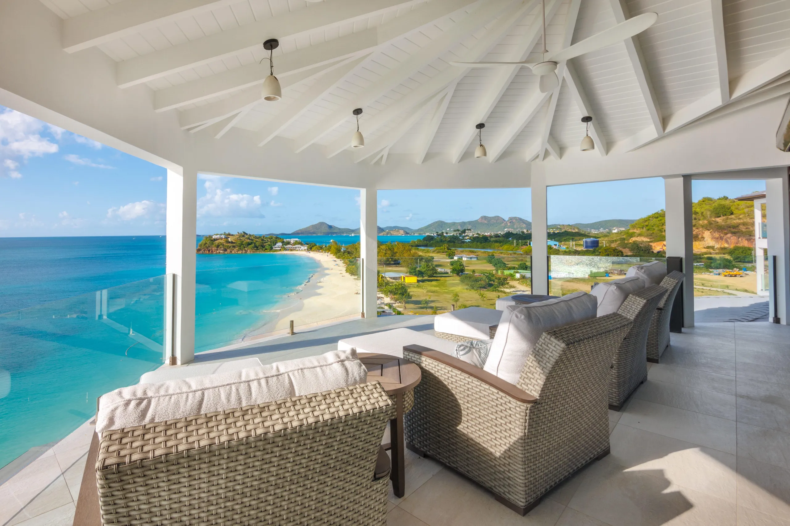 Tranquil Oceanfront Four Bedroom Villa with Infinity Pool and Expansive Wrap-Around Deck — photograph 5