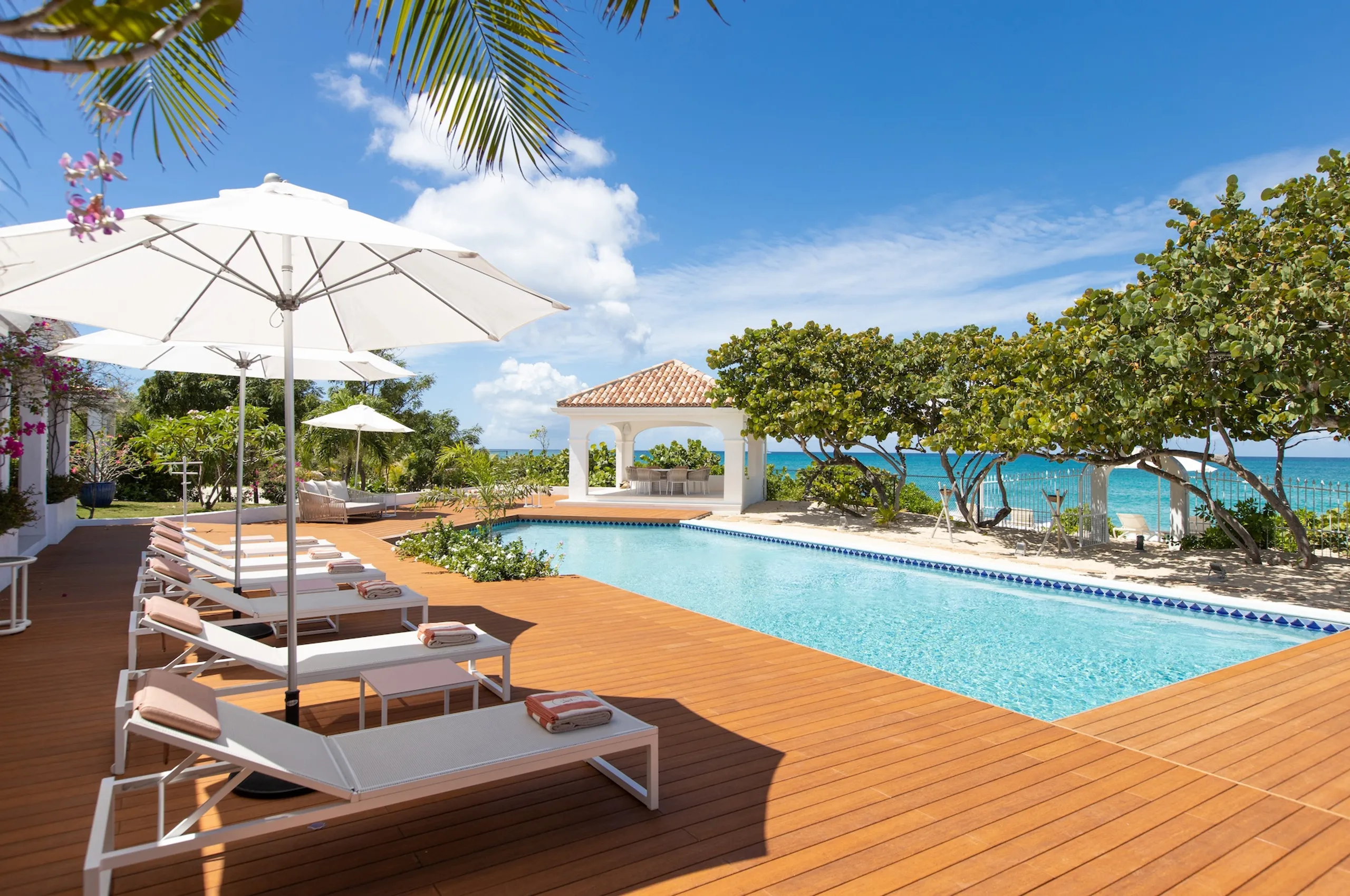 Stunning 6BR Villa with Private Pool and Breathtaking View of Plum Bay Beach — photograph 2