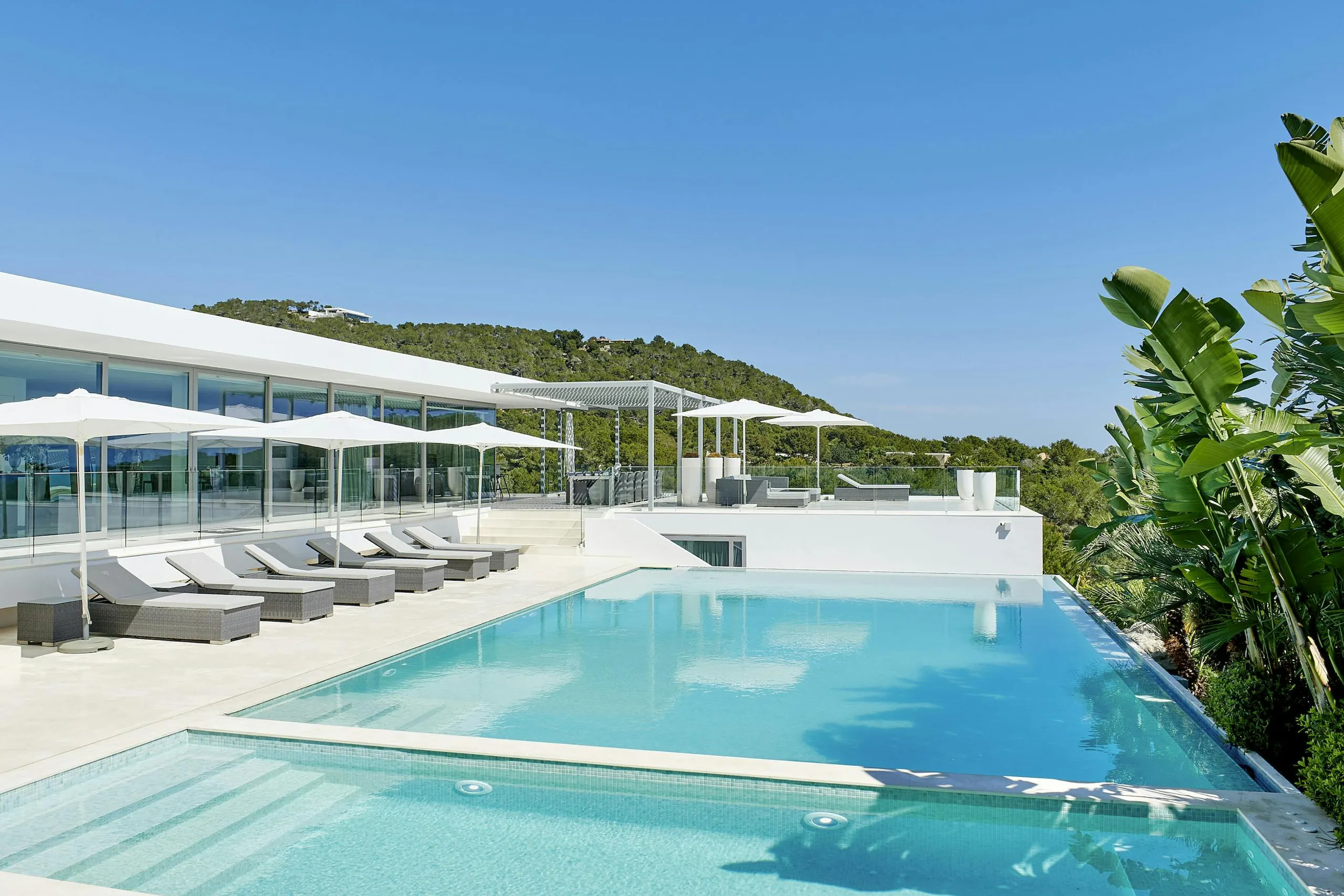 Classic Contemporary Luxury Villa in Ibiza with Private Pool, Fitness Room, and Ball Court — photograph 10