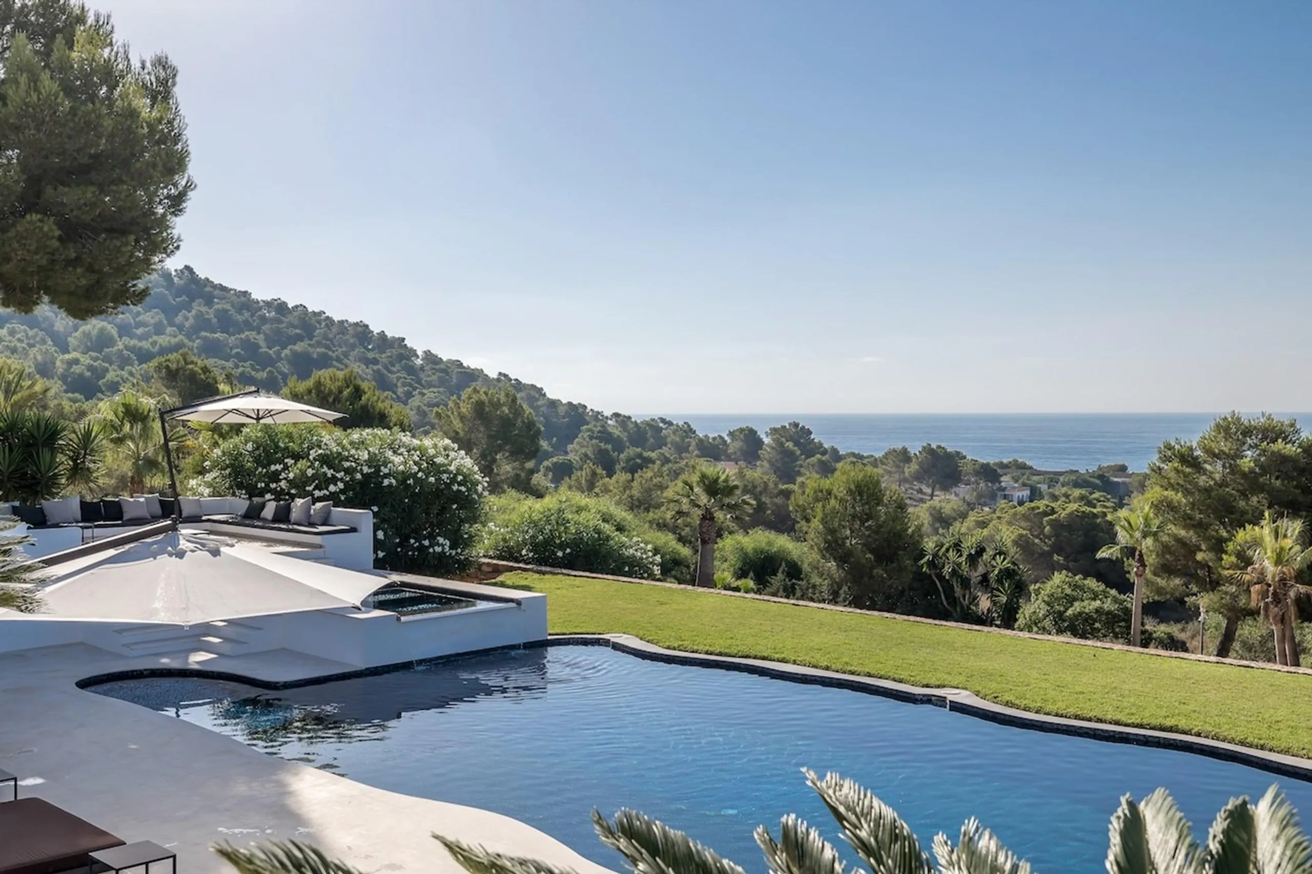Deluxe Modern Villa with Pool and Sweeping Sea Views — photograph 5