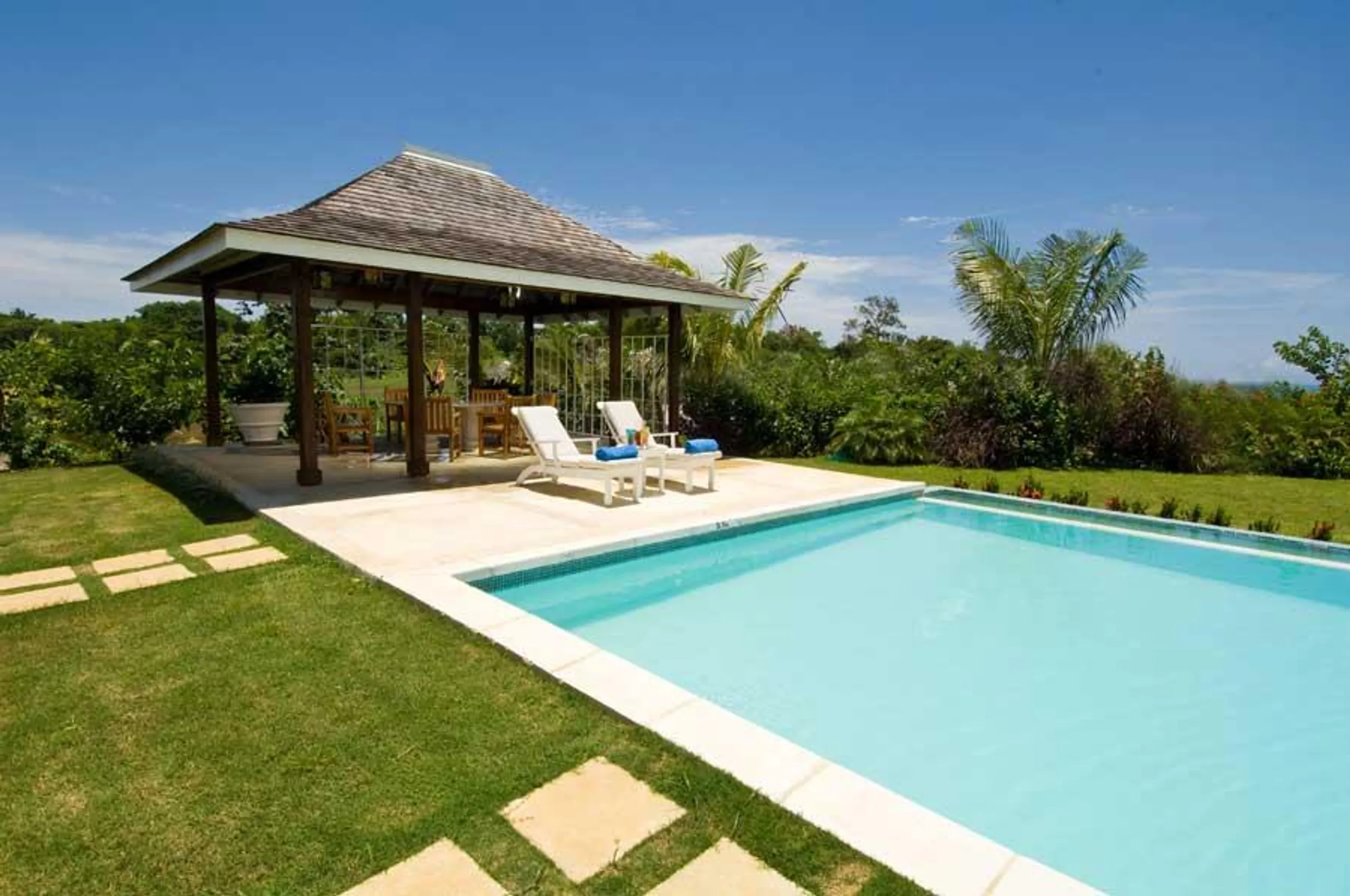 Outstanding Resort Style Estate in Sandy Bay with Olympic Pool and Ocean Views — photograph 4