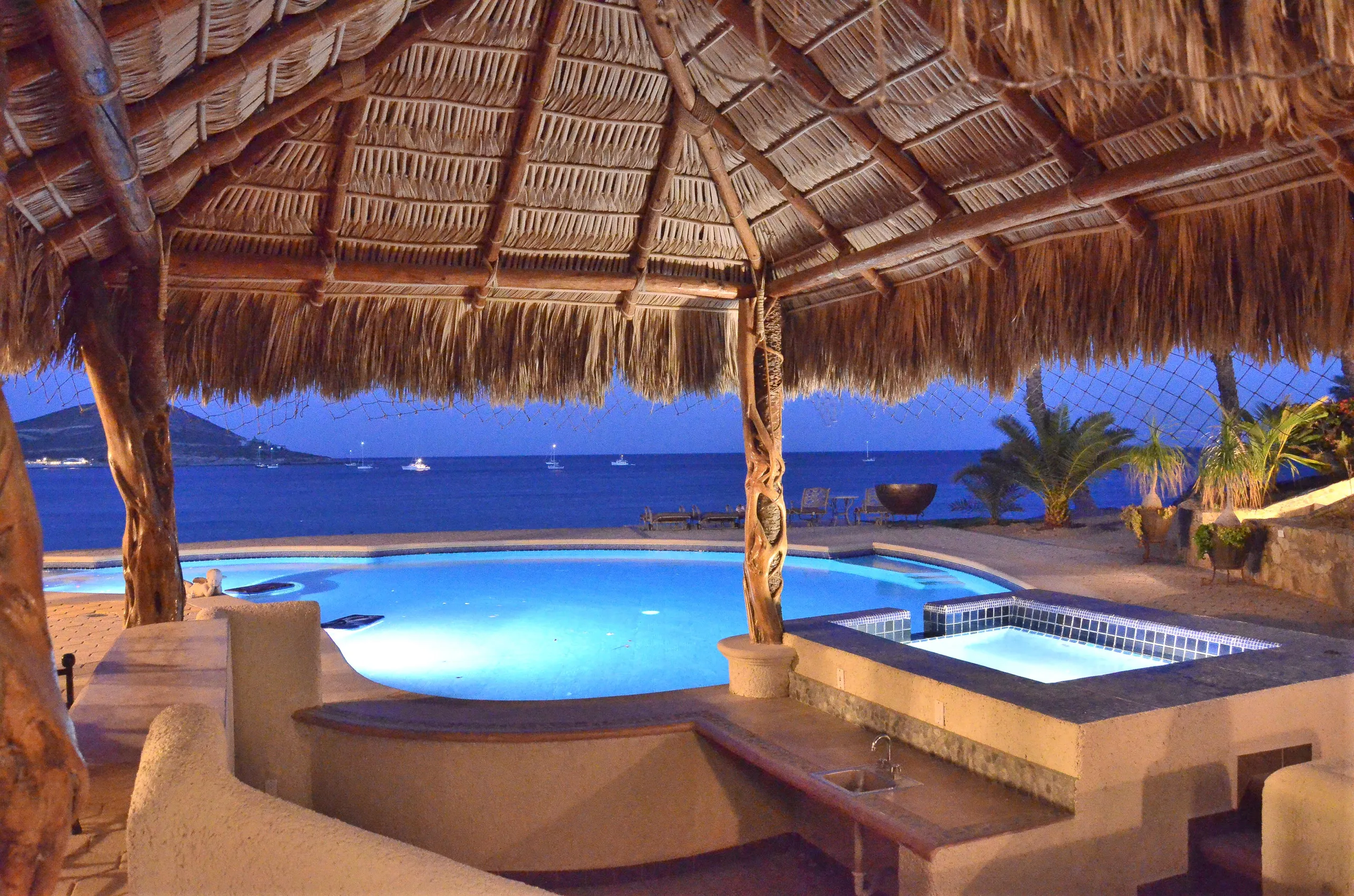 La Paz Luxury Beachfront Compound with Two Villas a Pool and Ocean Views — photograph 2