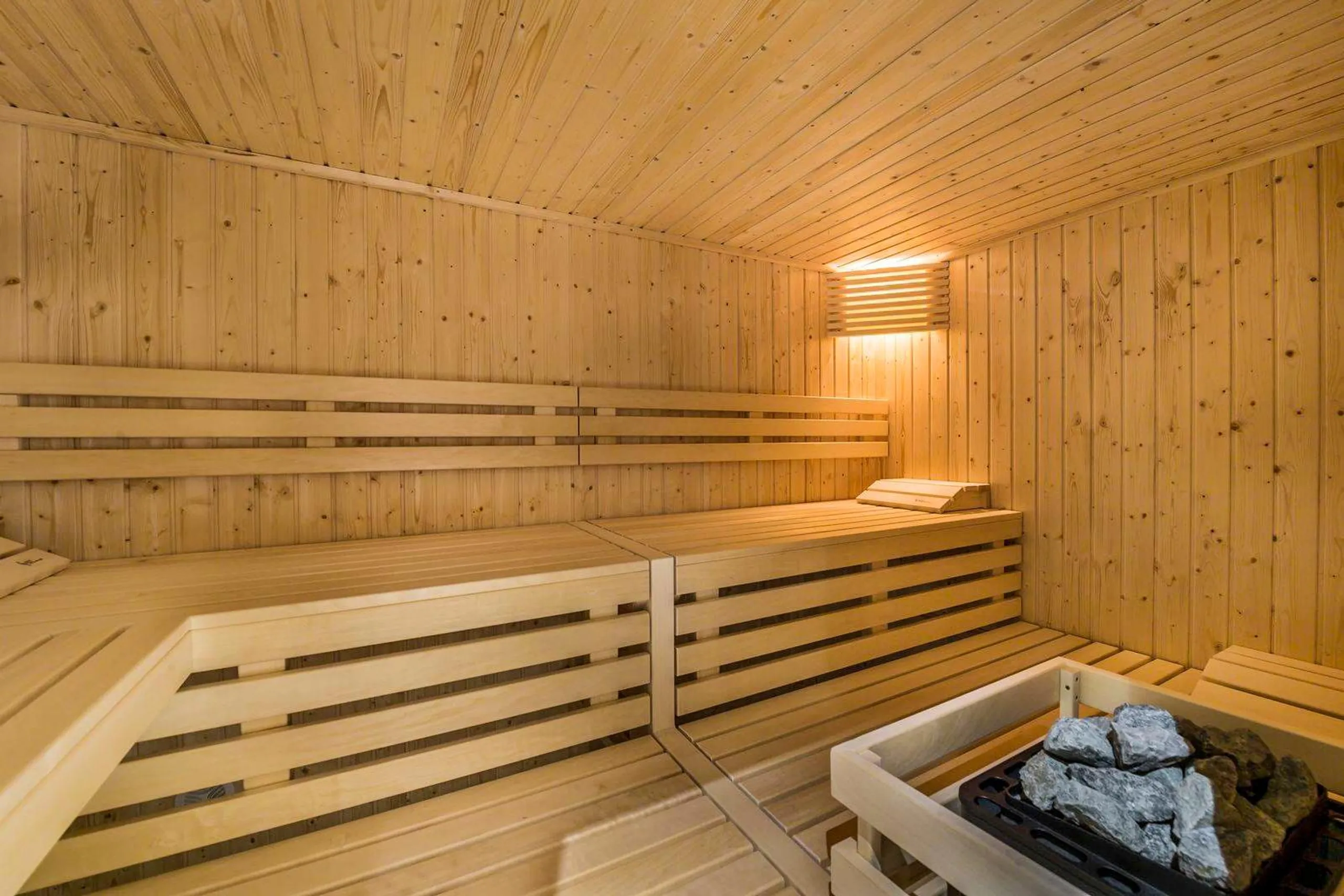 Sophisticated Five-Bedroom Chalet with Sweeping Alpine Views — photograph 5