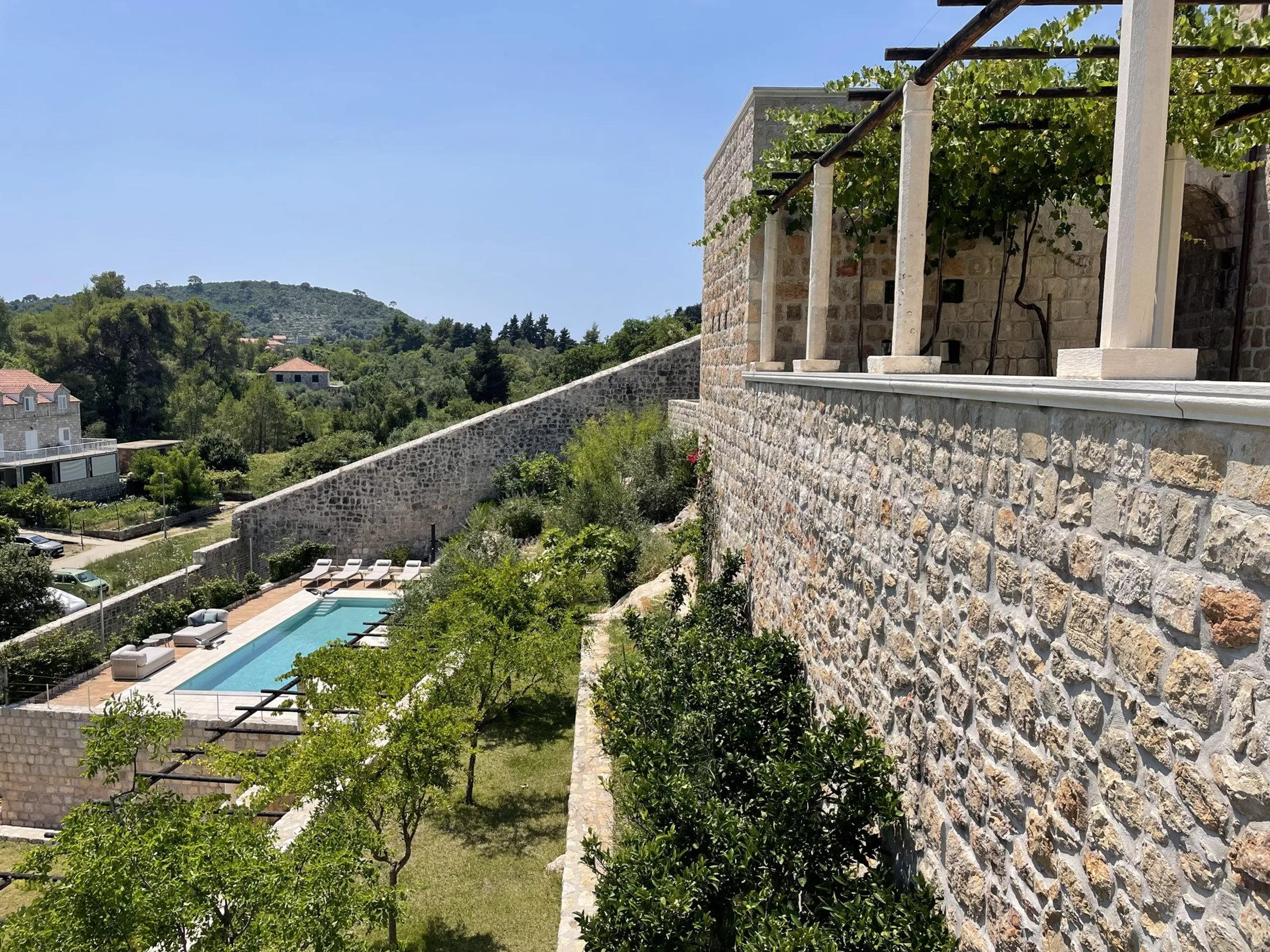 Elegantly Appointed Villa with Private Pool and Lush Surroundings — photograph 3