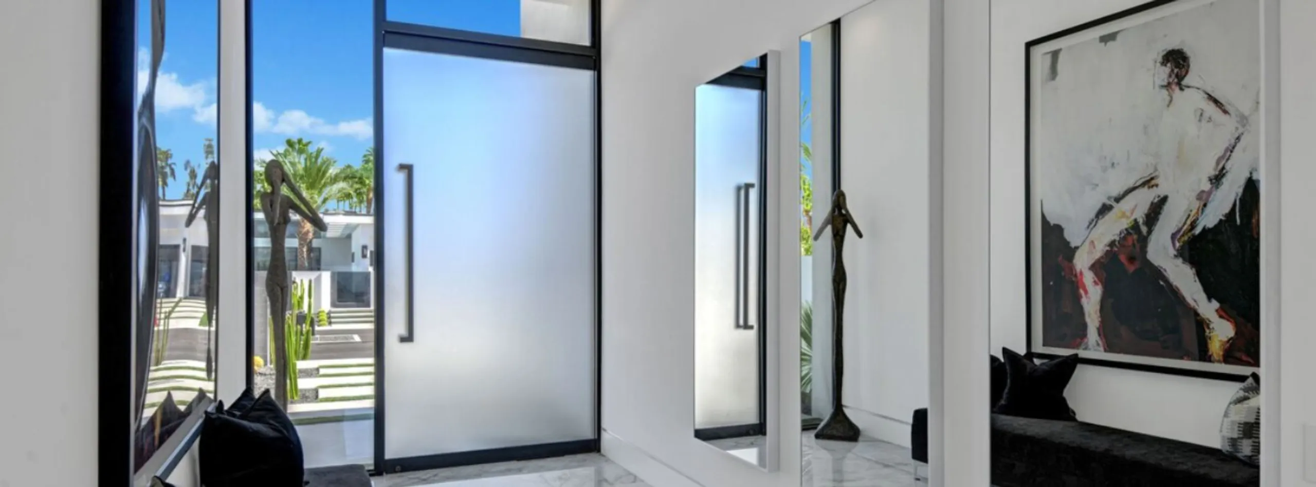 Brand-New Modern Chic Estate with Private Pool, Spa and Panoramic Mountain Views — photograph 9